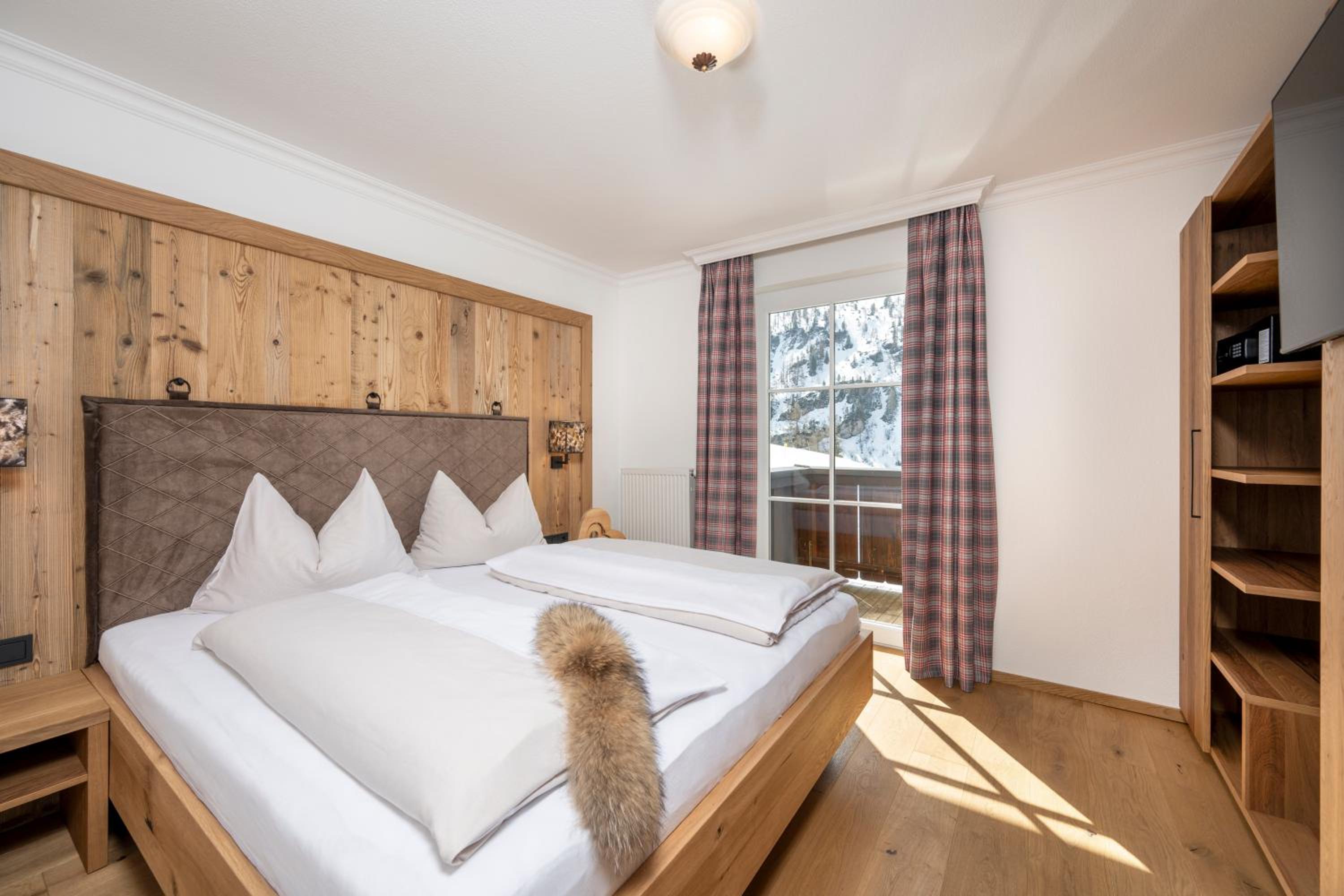 Three-Bedroom Apartment with Balcony and Panoramic View