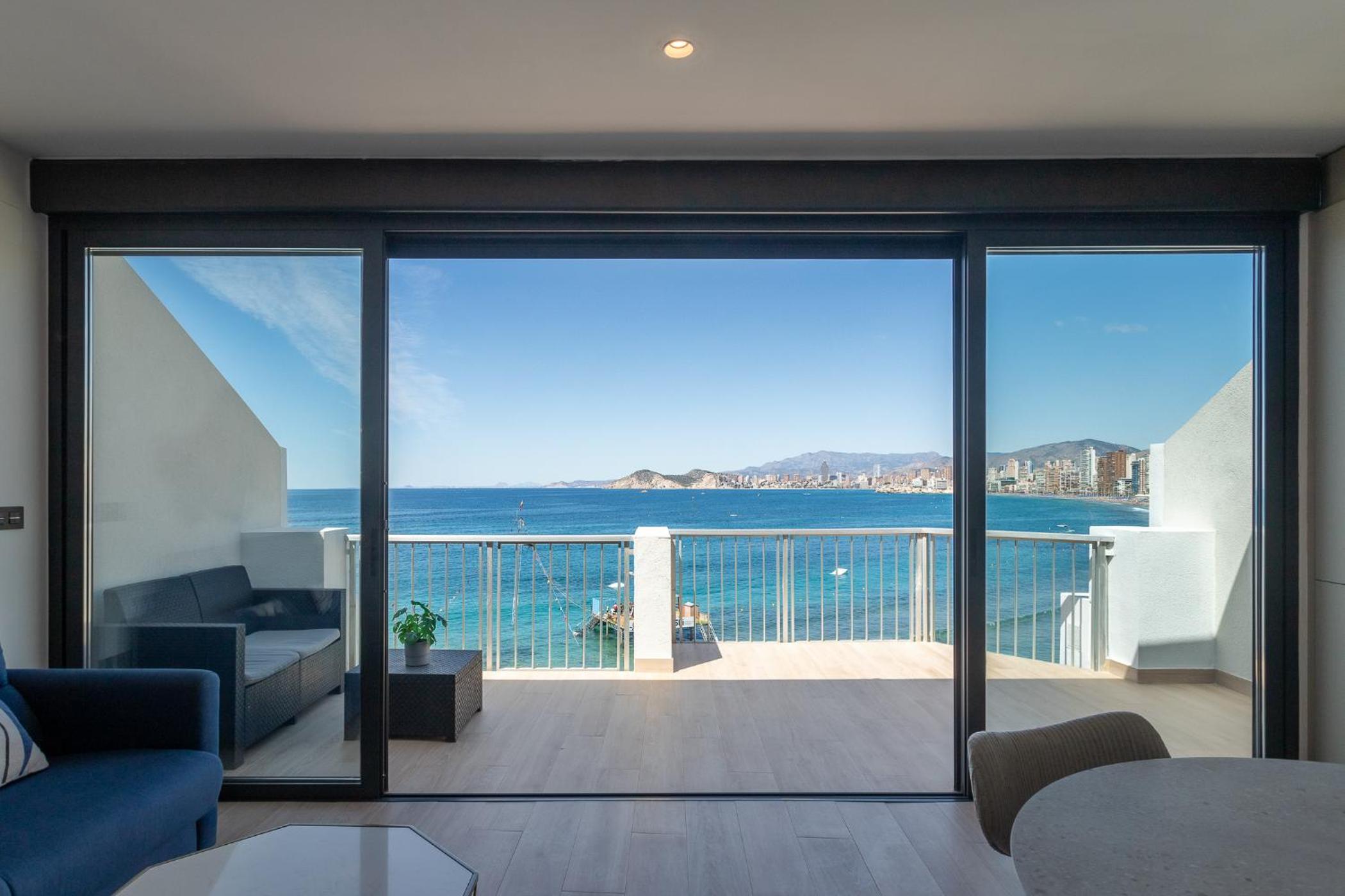 One-Bedroom Apartment with Balcony and Sea View - Photo 2