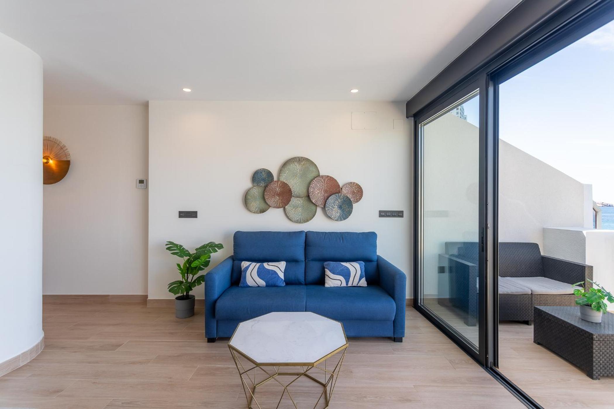 One-Bedroom Apartment with Balcony and Sea View - Photo 14