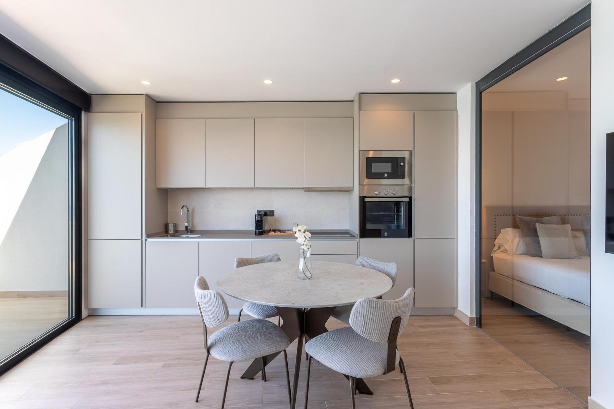 One-Bedroom Apartment with Balcony and Sea View - Photo 12