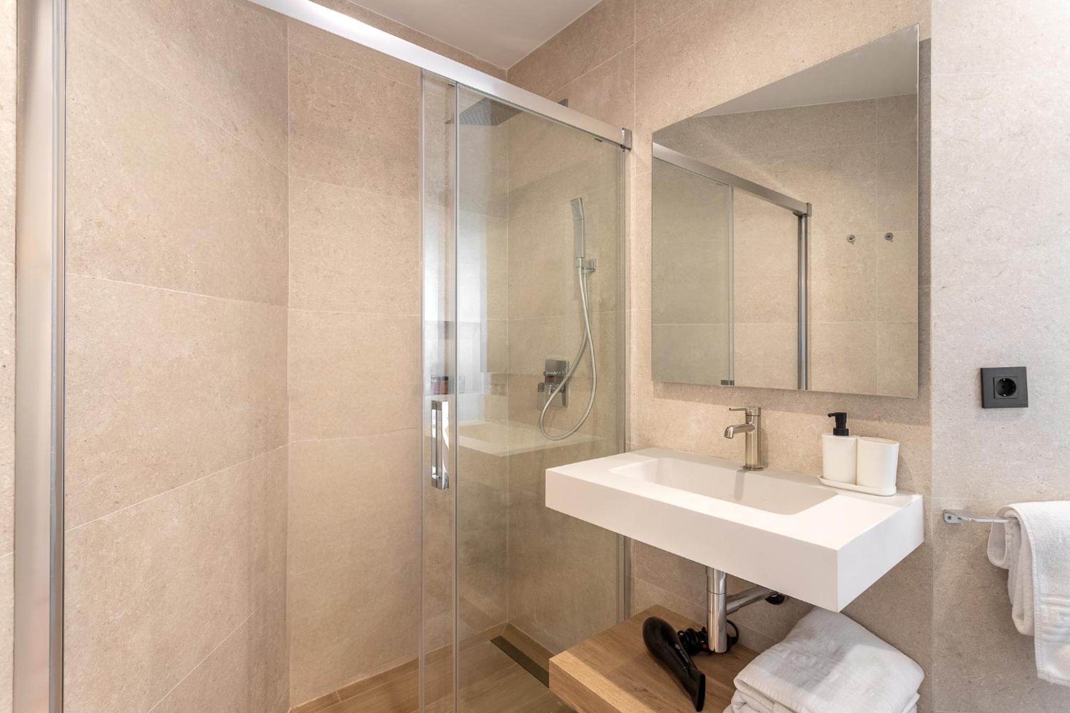 One-Bedroom Apartment with Balcony and Sea View - Photo 5