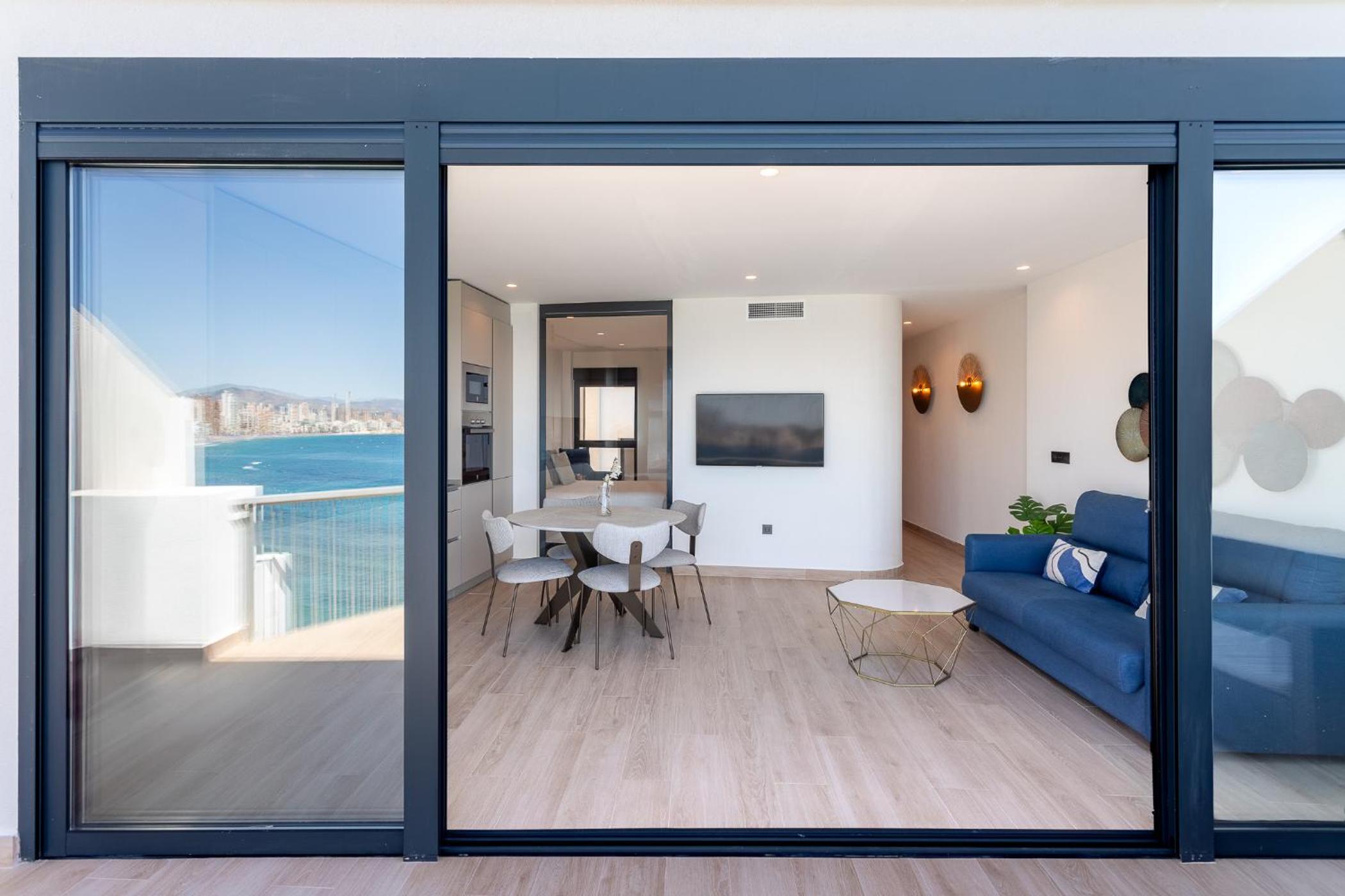 One-Bedroom Apartment with Balcony and Sea View - Photo 10