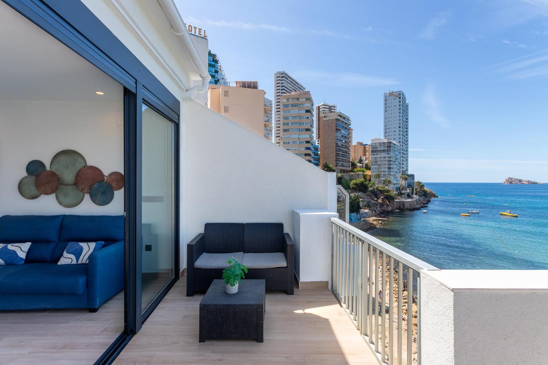One-Bedroom Apartment with Balcony and Sea View - Photo 9