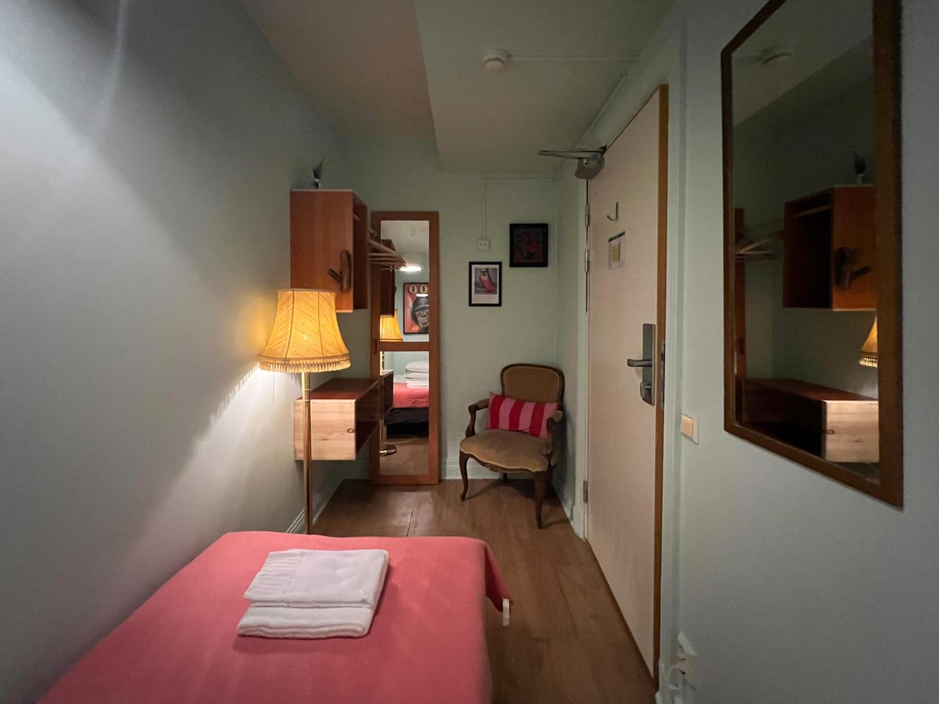 Single Room with Shared Bathroom No window (Annex)