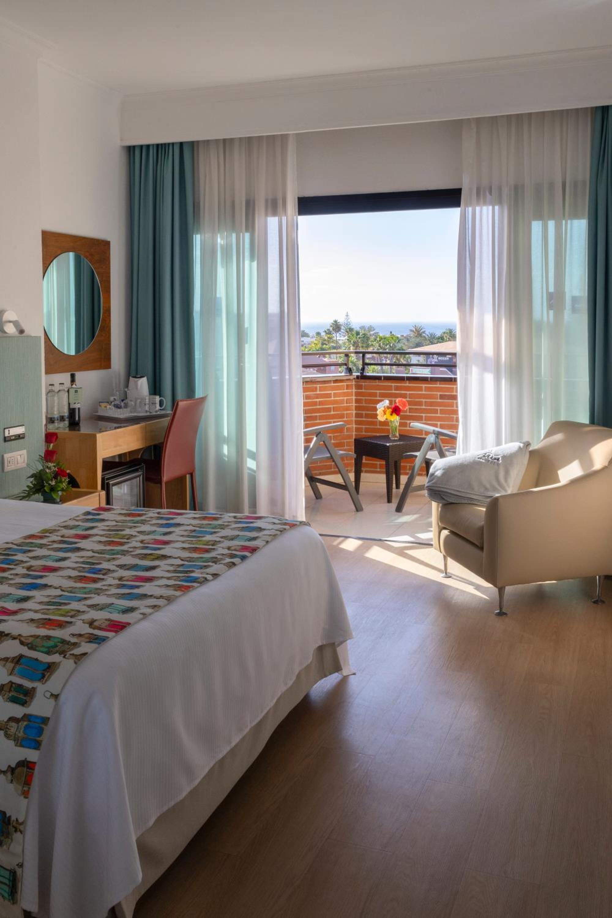 Habitación Doble Superior con Vista a la Piscina