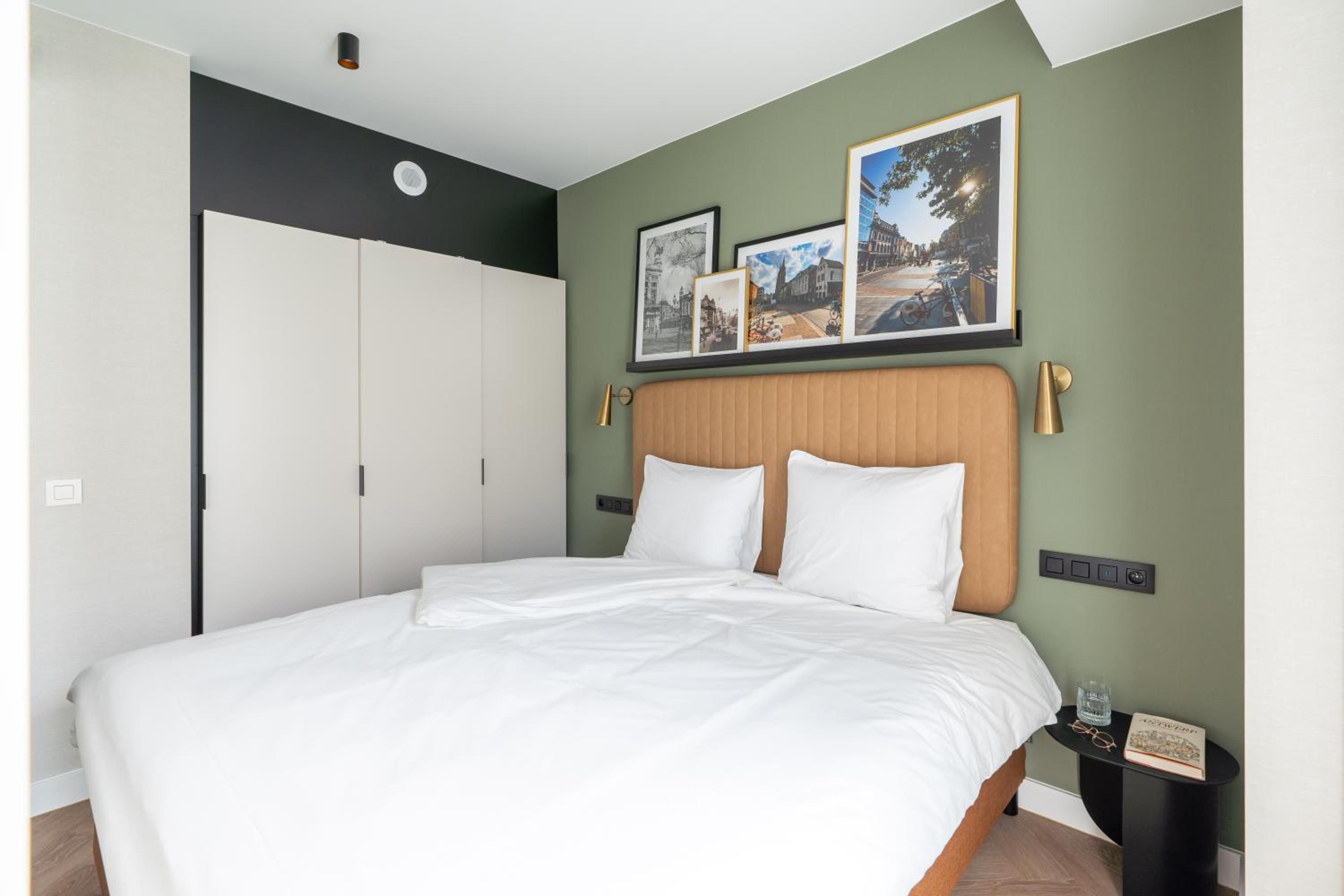 Large 1 Bedroom Apartment with Sofa Bed - Photo 2