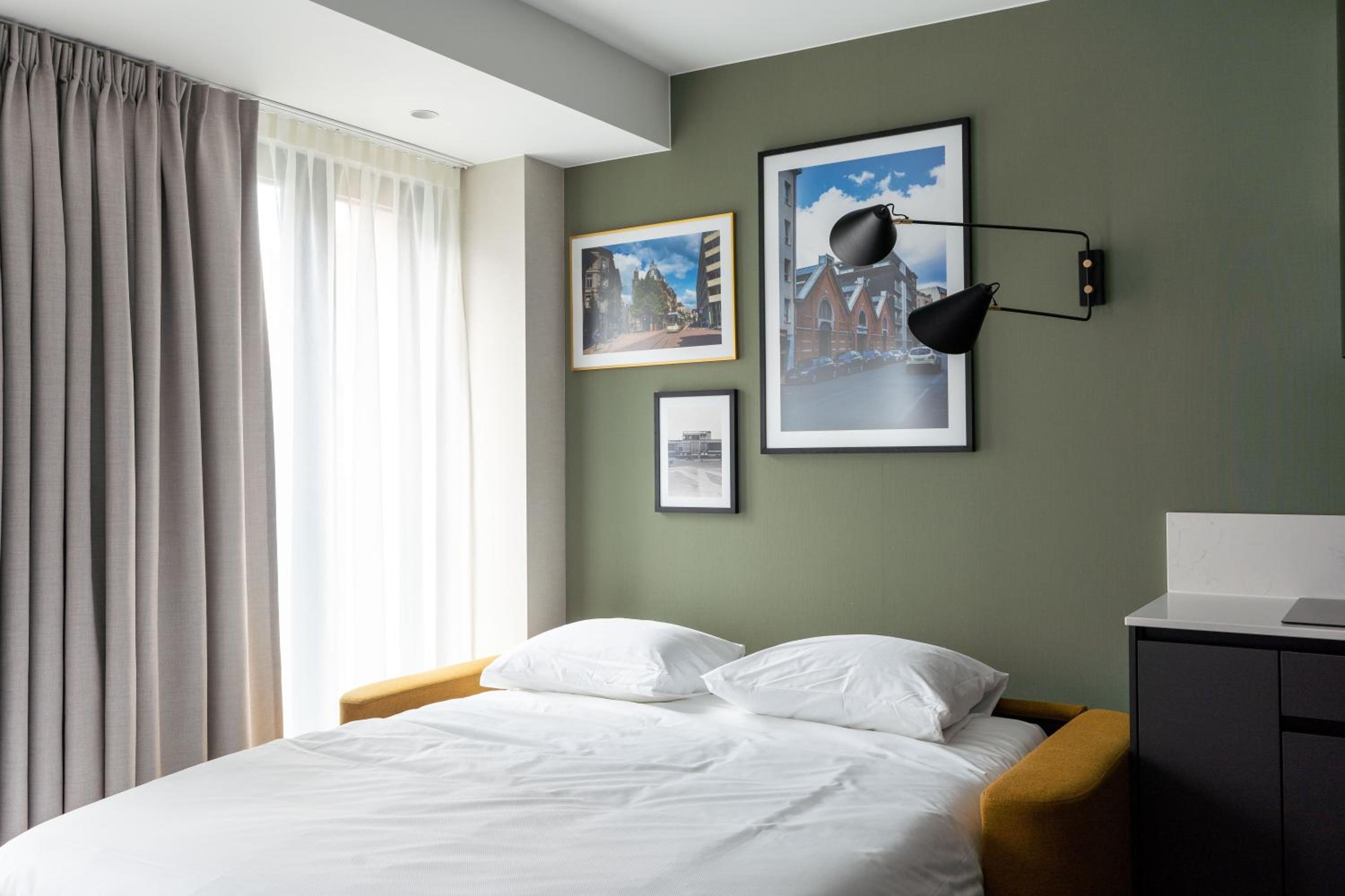 Large 1 Bedroom Apartment with Sofa Bed - Photo 10