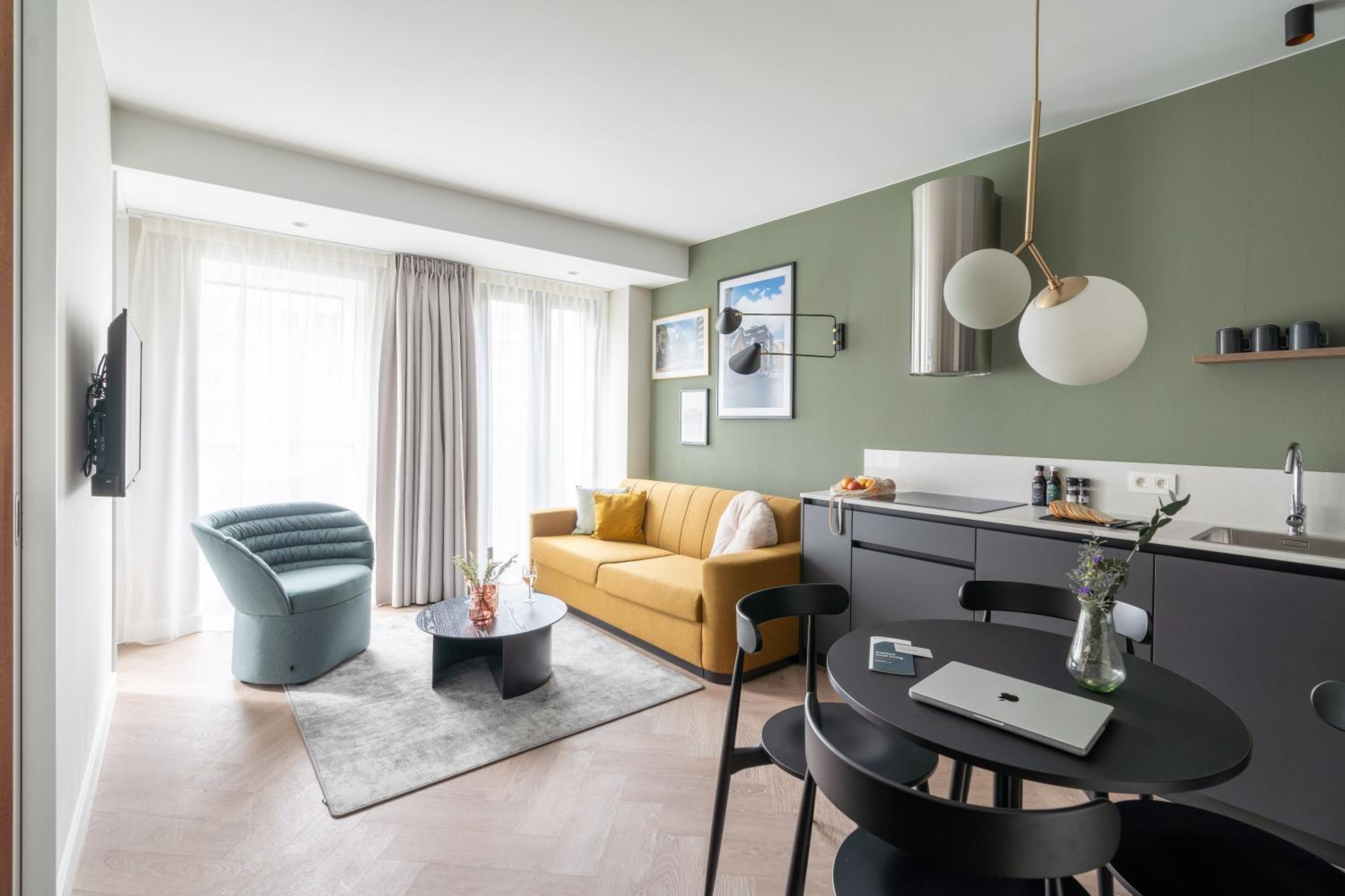 Large 1 Bedroom Apartment with Sofa Bed - Photo 1