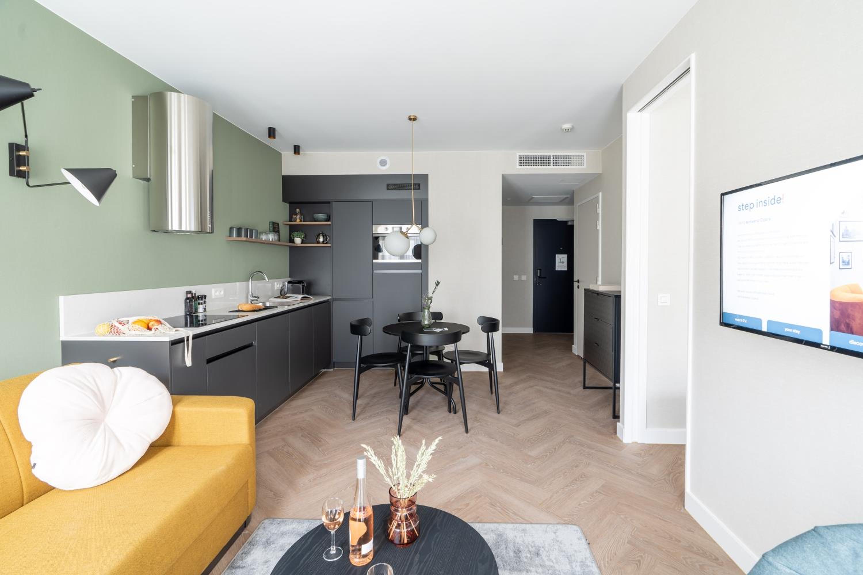 Large 1 Bedroom Apartment with Sofa Bed - Photo 11