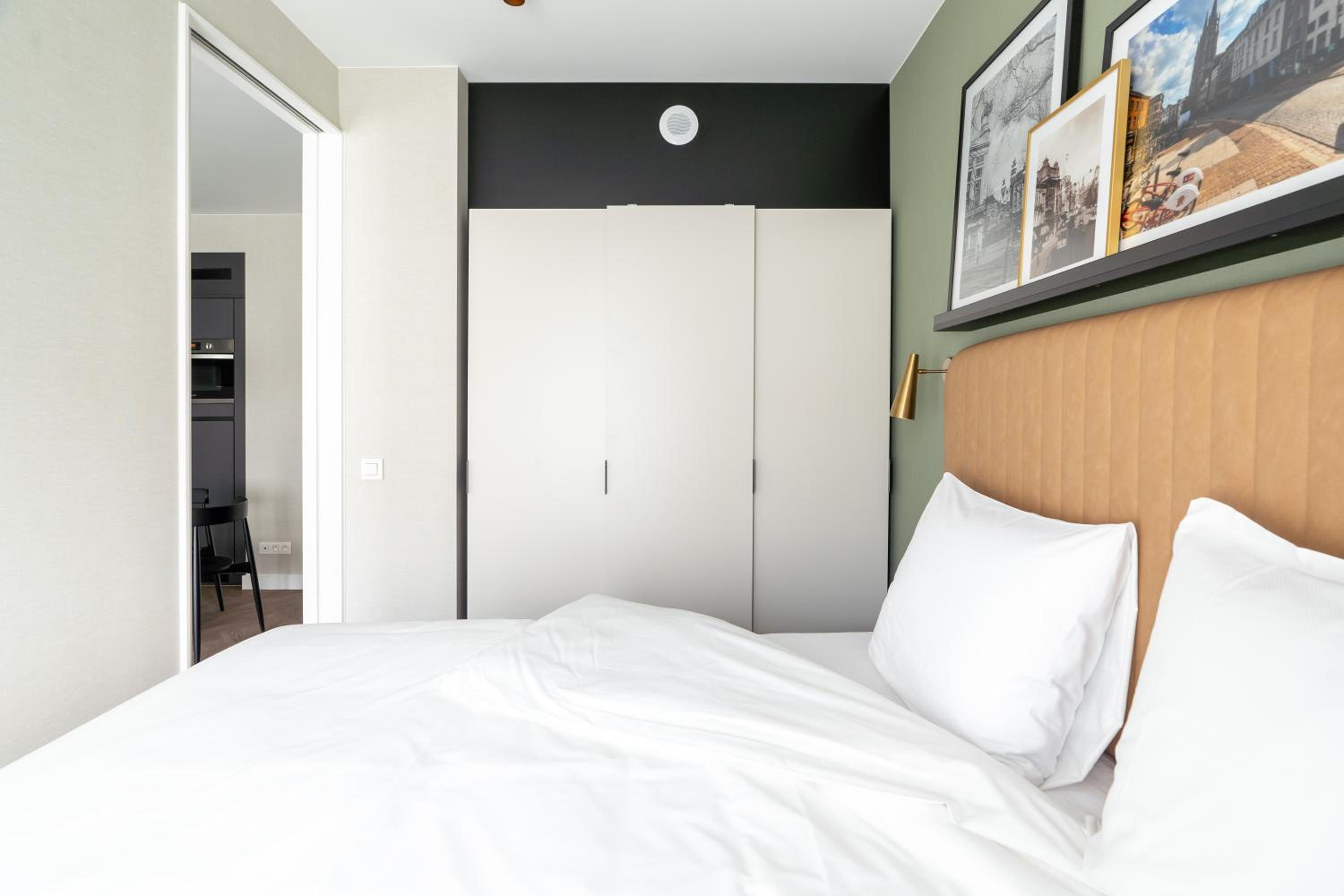 Large 1 Bedroom Apartment with Sofa Bed - Photo 6