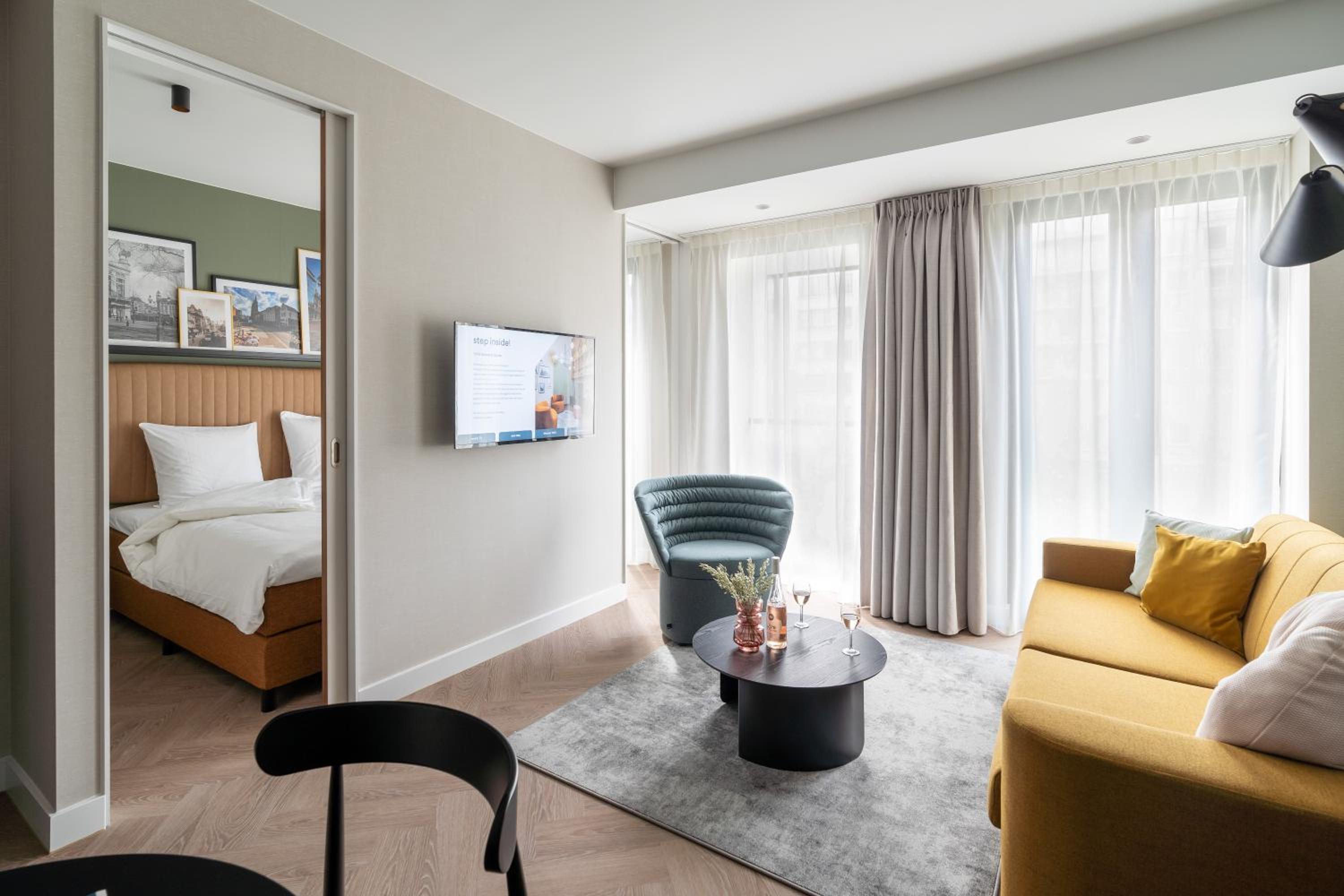 Large 1 Bedroom Apartment with Sofa Bed - Photo 3