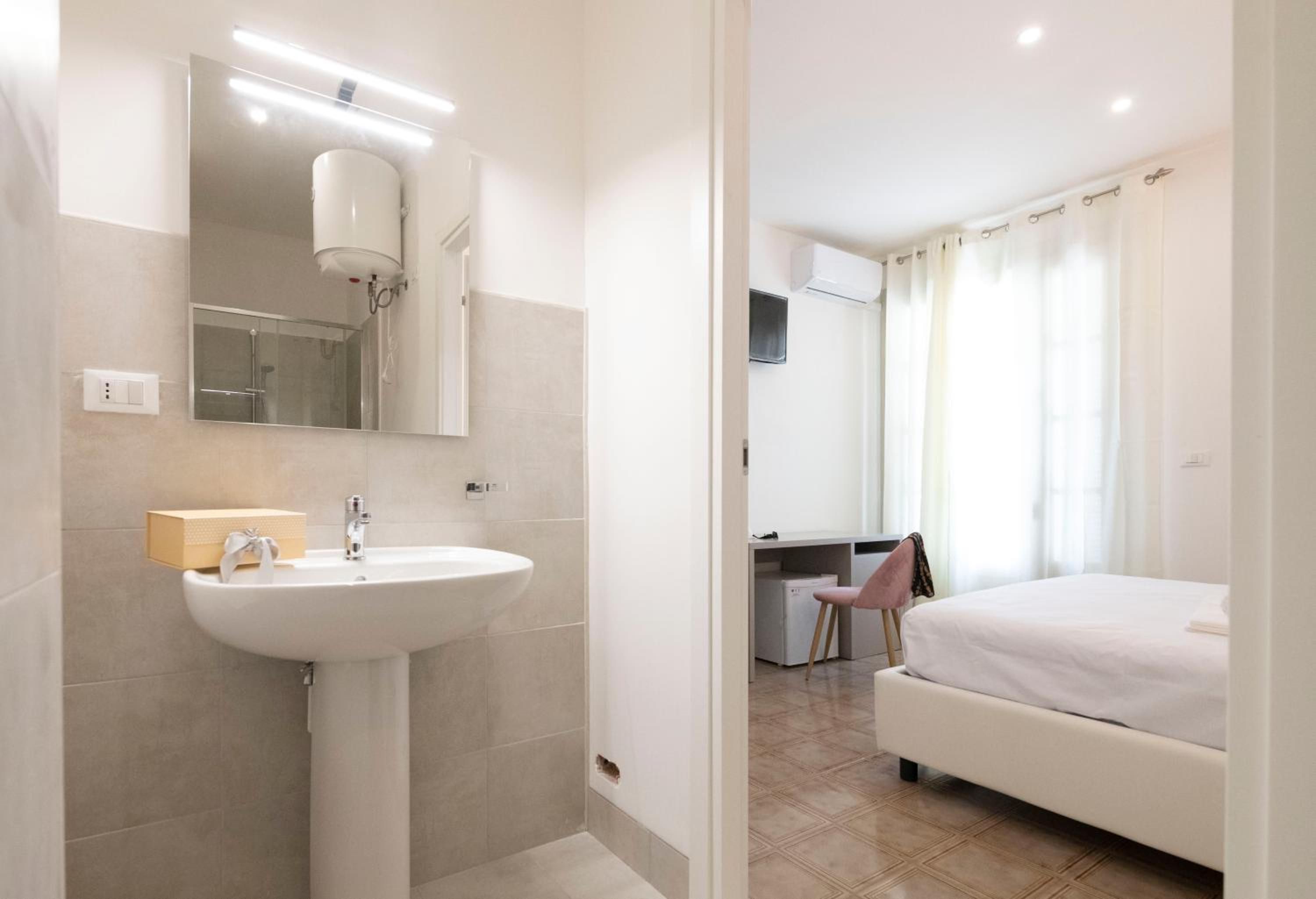 Double Room with Private Bathroom photo 2