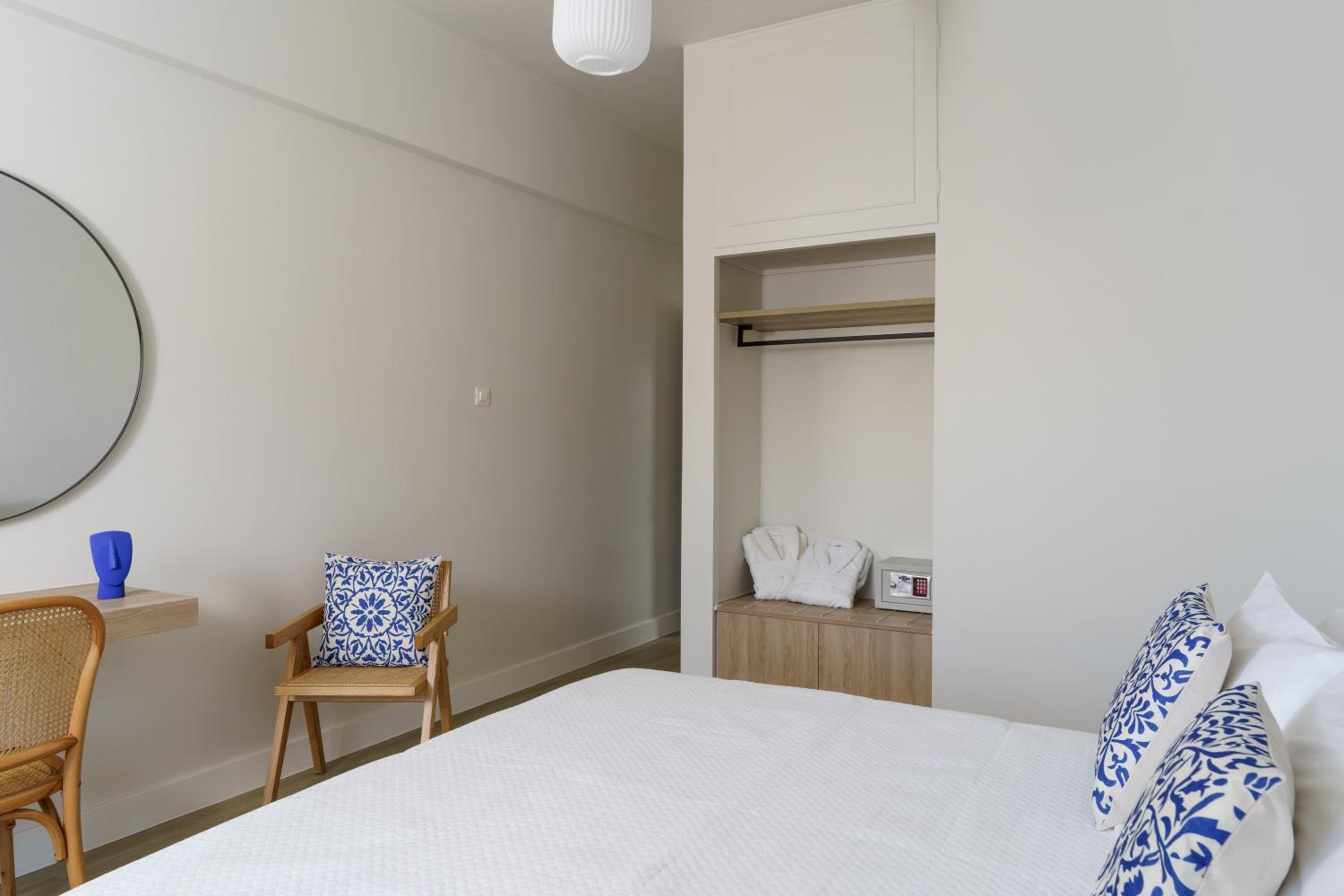 Superior Triple Room with Sea View - Photo 4
