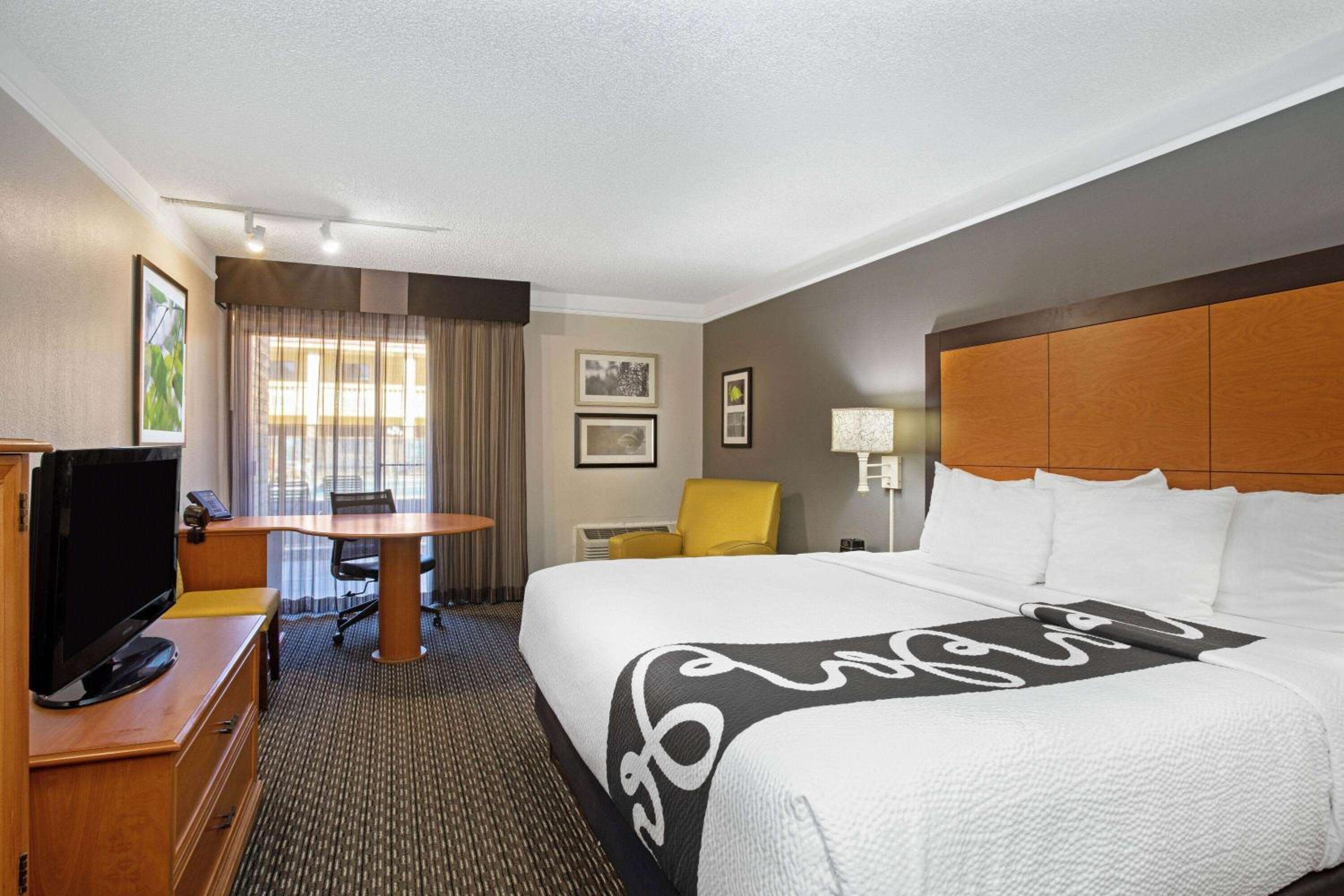 King Room - Non Smoking - Photo 4