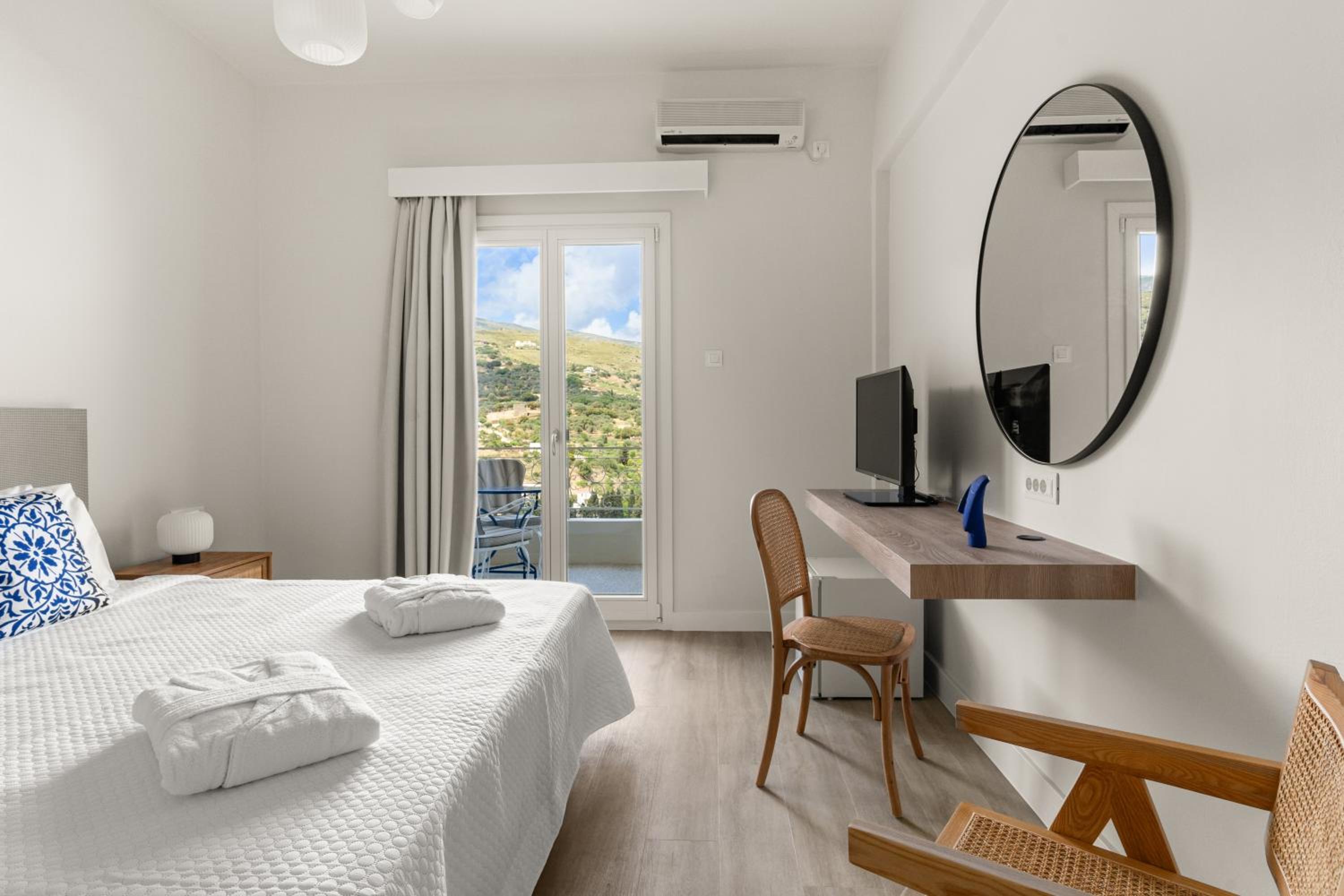 Superior Triple Room with Sea View - Photo 5
