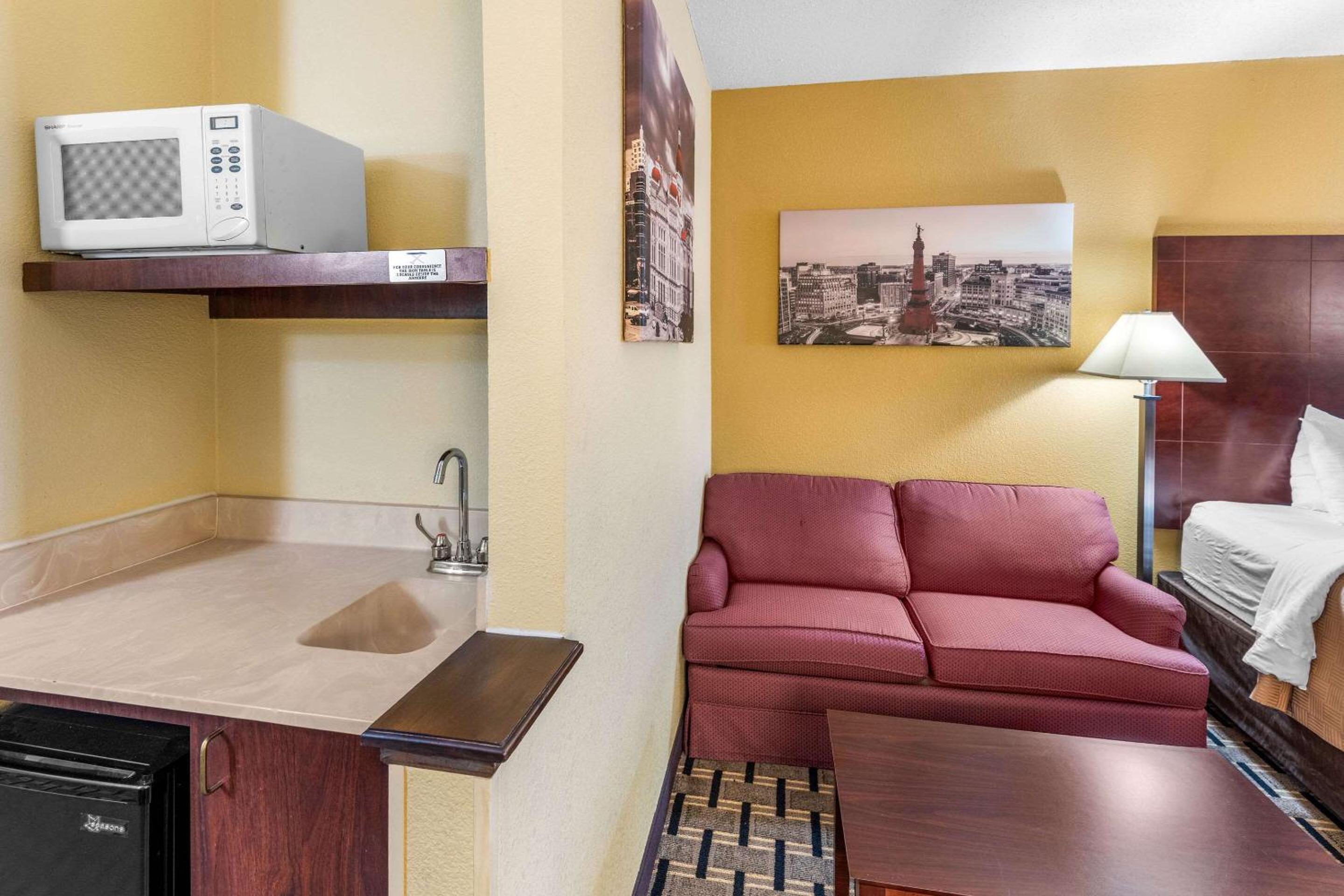 Queen Room with Two Queen Beds - Accessible/Non-Smoking  - Photo 2