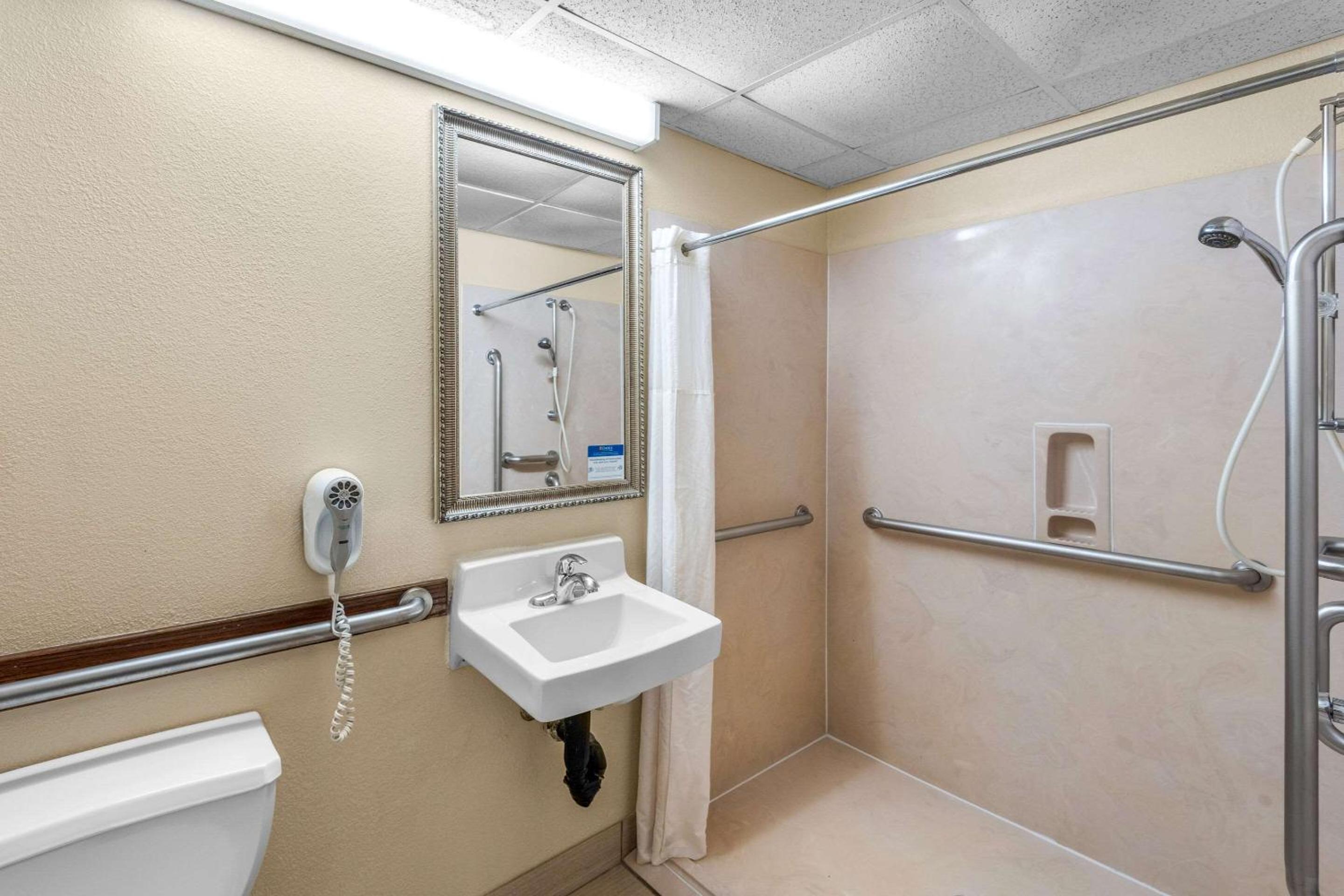 Queen Room with Two Queen Beds - Accessible/Non-Smoking  - Photo 3