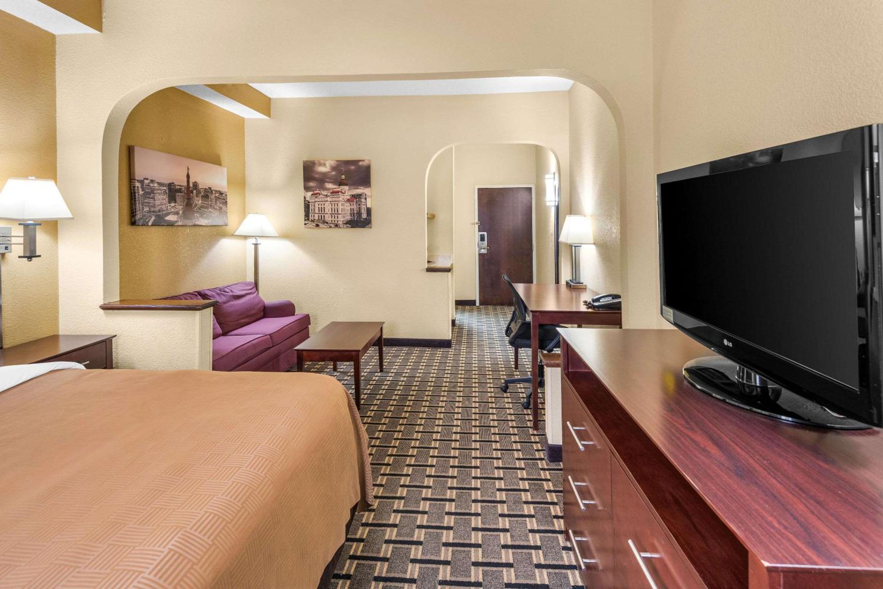 King Suite - Non-Smoking - Photo 3