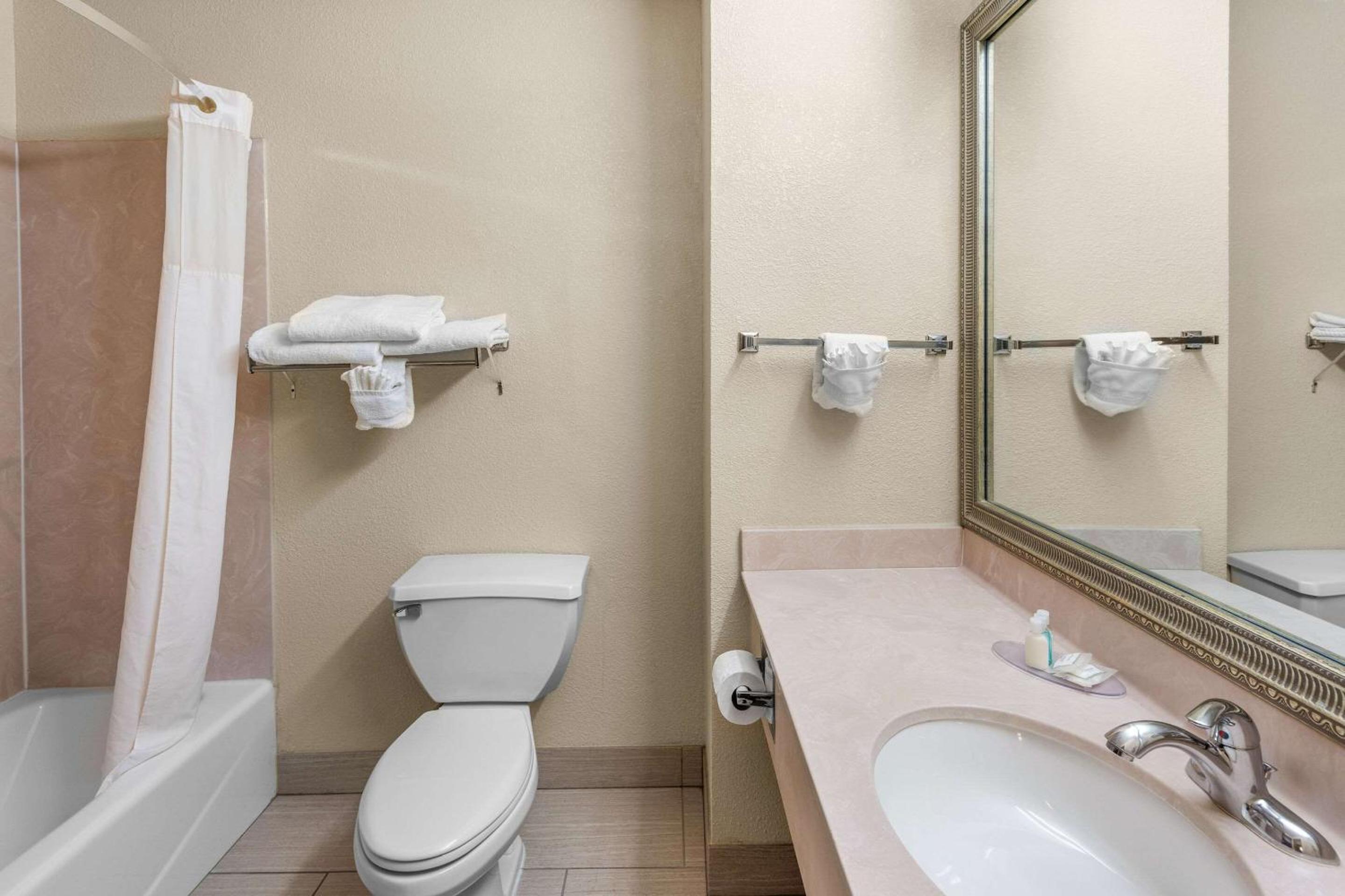 King Suite - Non-Smoking - Photo 2