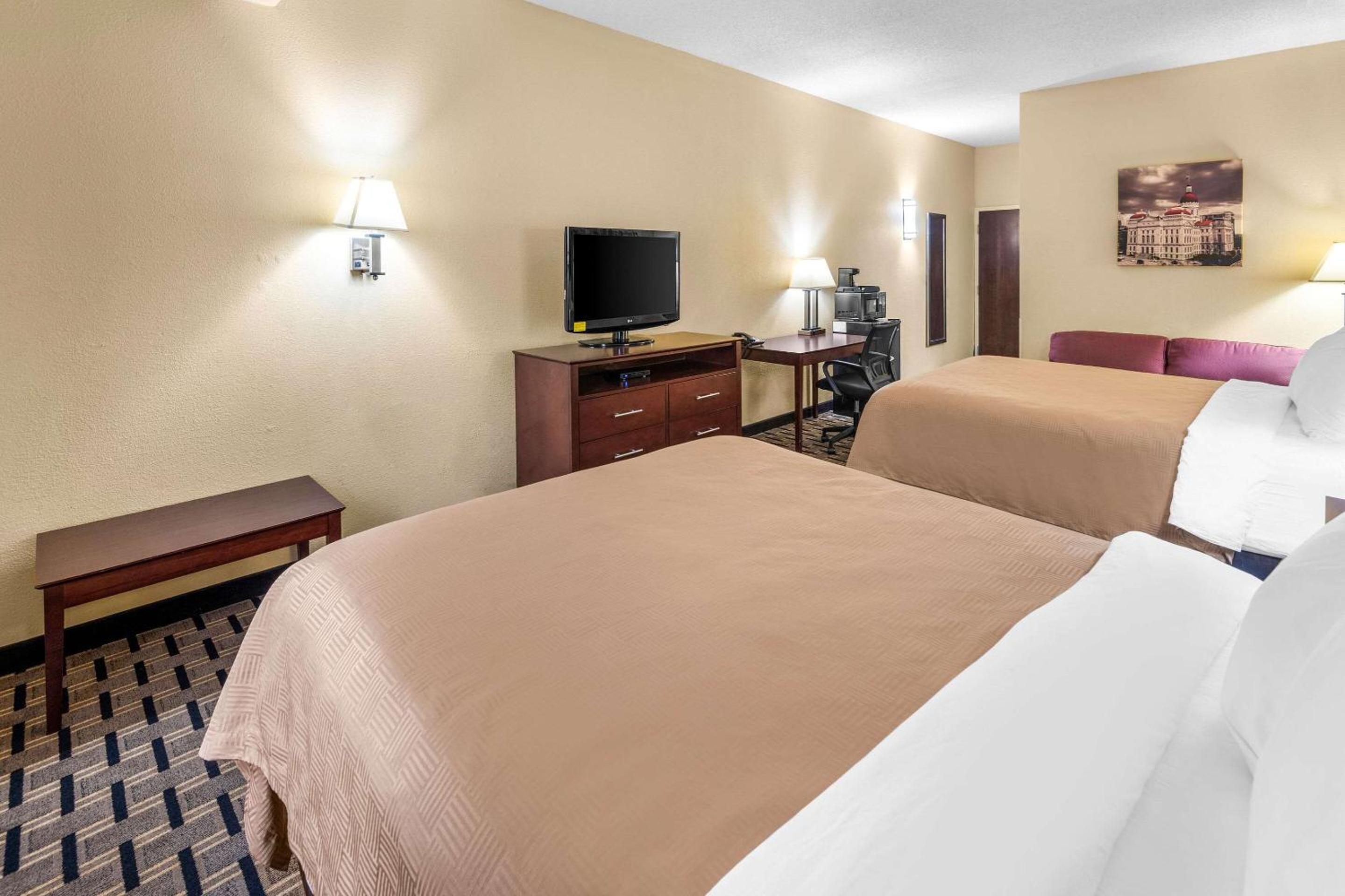 Queen Room with Two Queen Beds - Non-Smoking - Photo 3