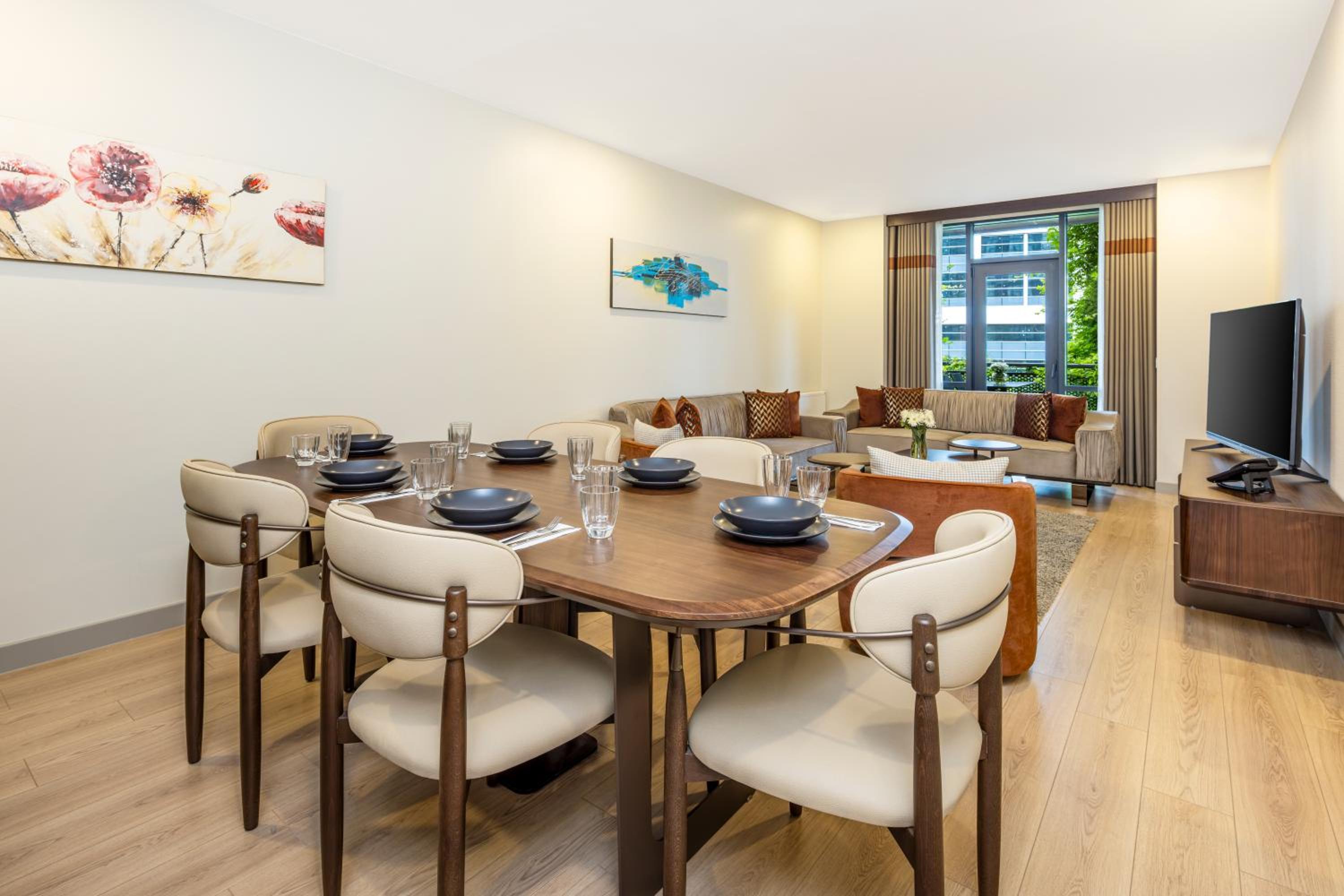 Deluxe Three-Bedroom Apartment with Balcony photo 3