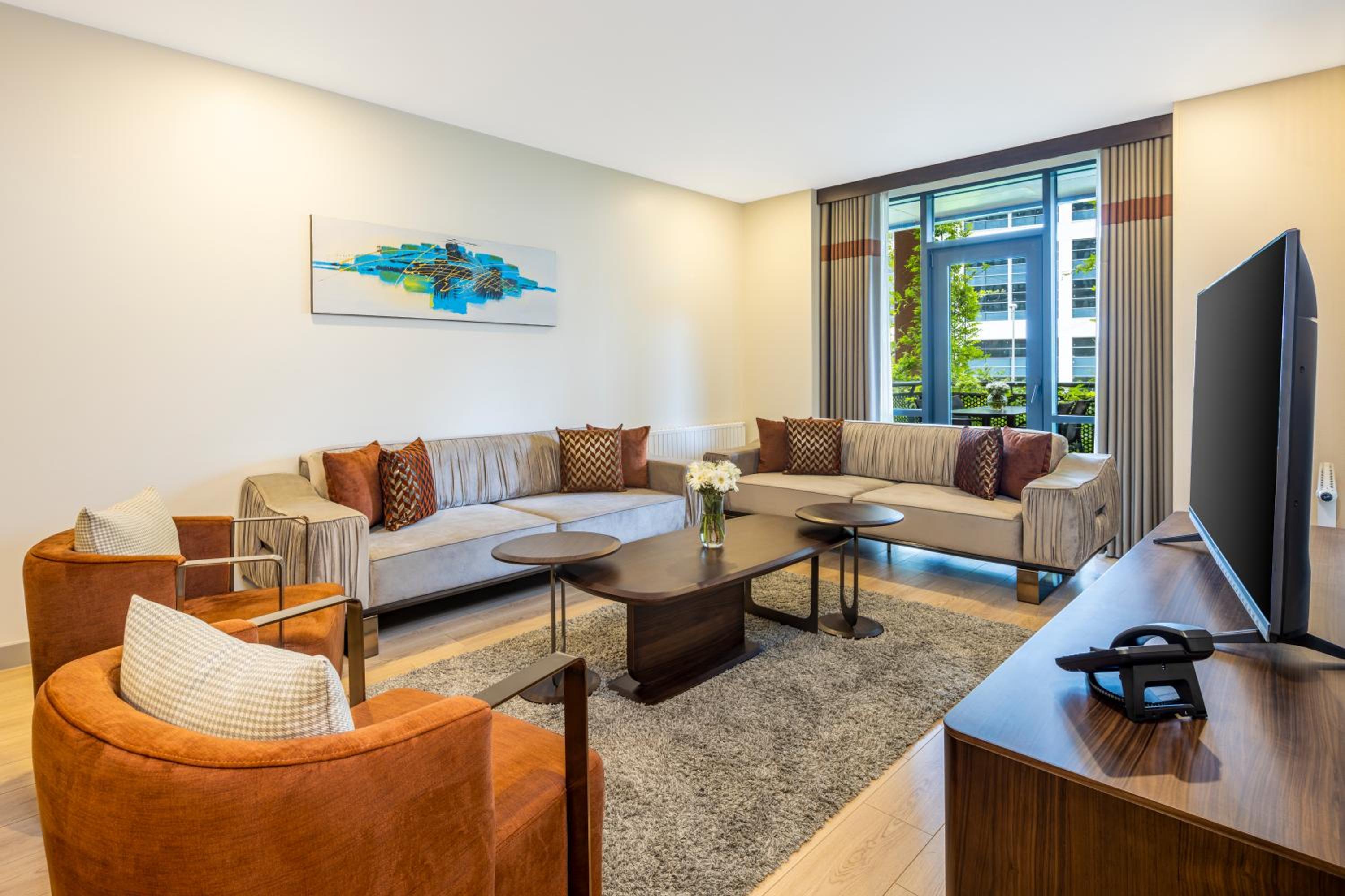 Deluxe Three-Bedroom Apartment with Balcony photo 2