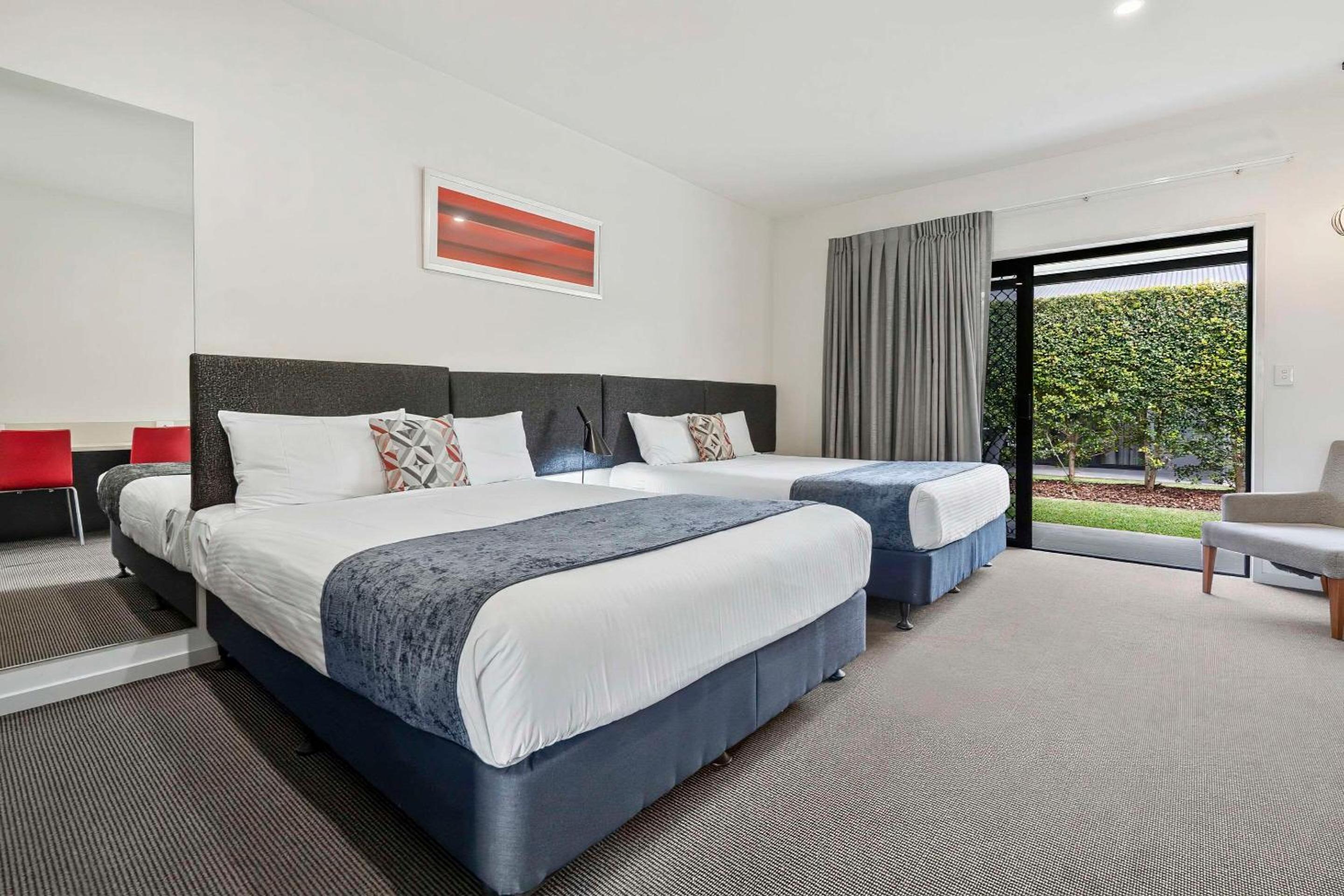 2 Queen Beds, Efficiency - Non Smoking photo 3