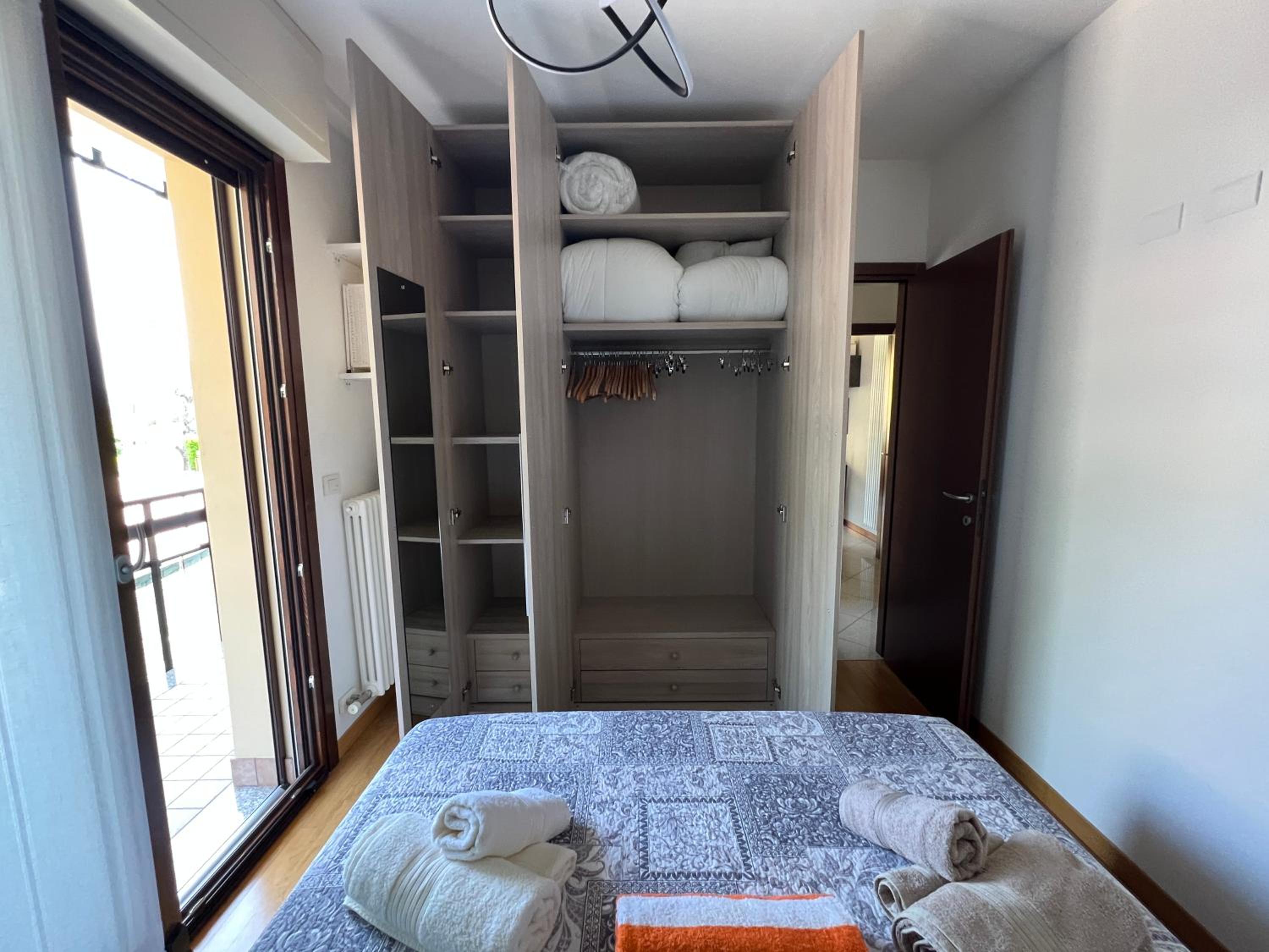 One-Bedroom Apartment with Lake View photo 3