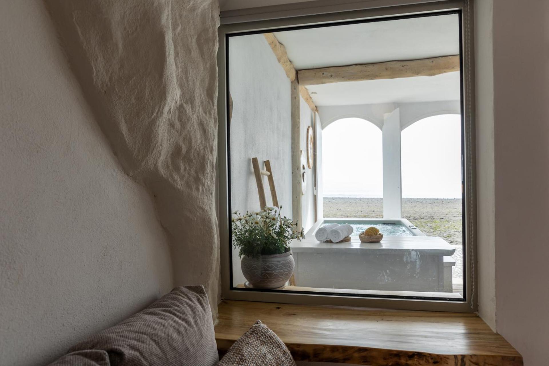 Honeymoon Seafront Suite Sea View with hot tub photo 3