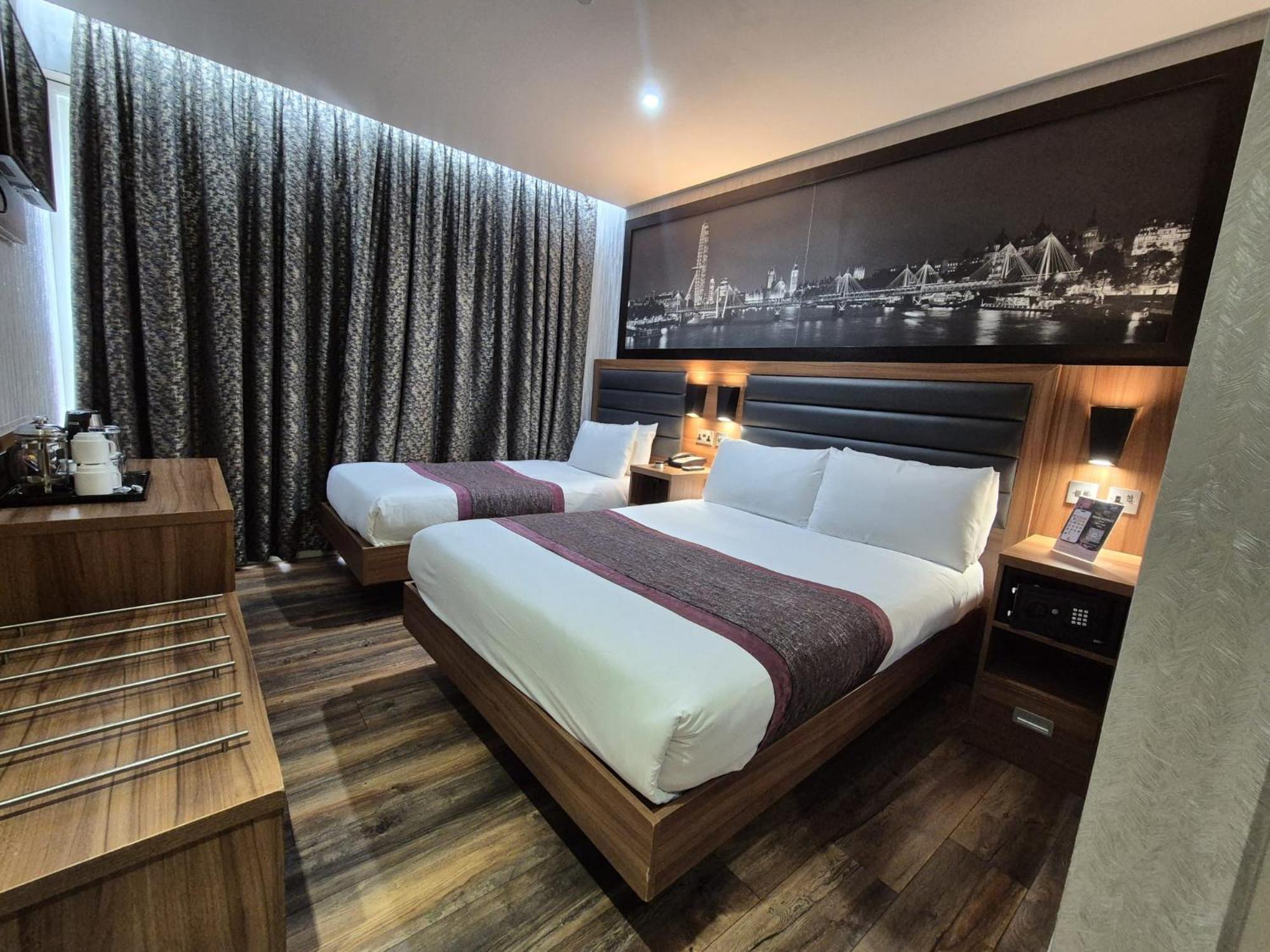 Classic Triple Room, with en suite photo 2