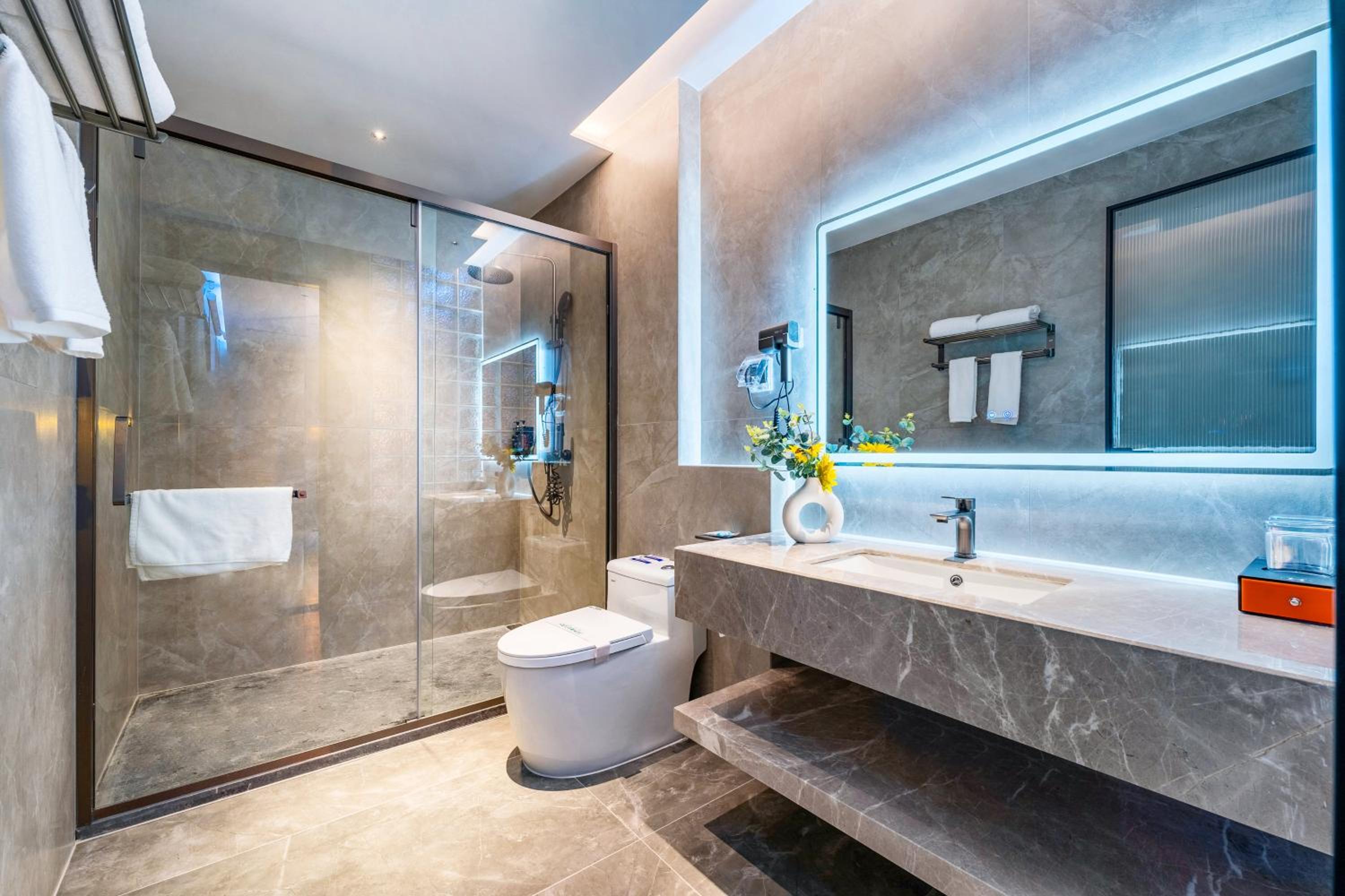Superior Queen Room With Bath photo 2