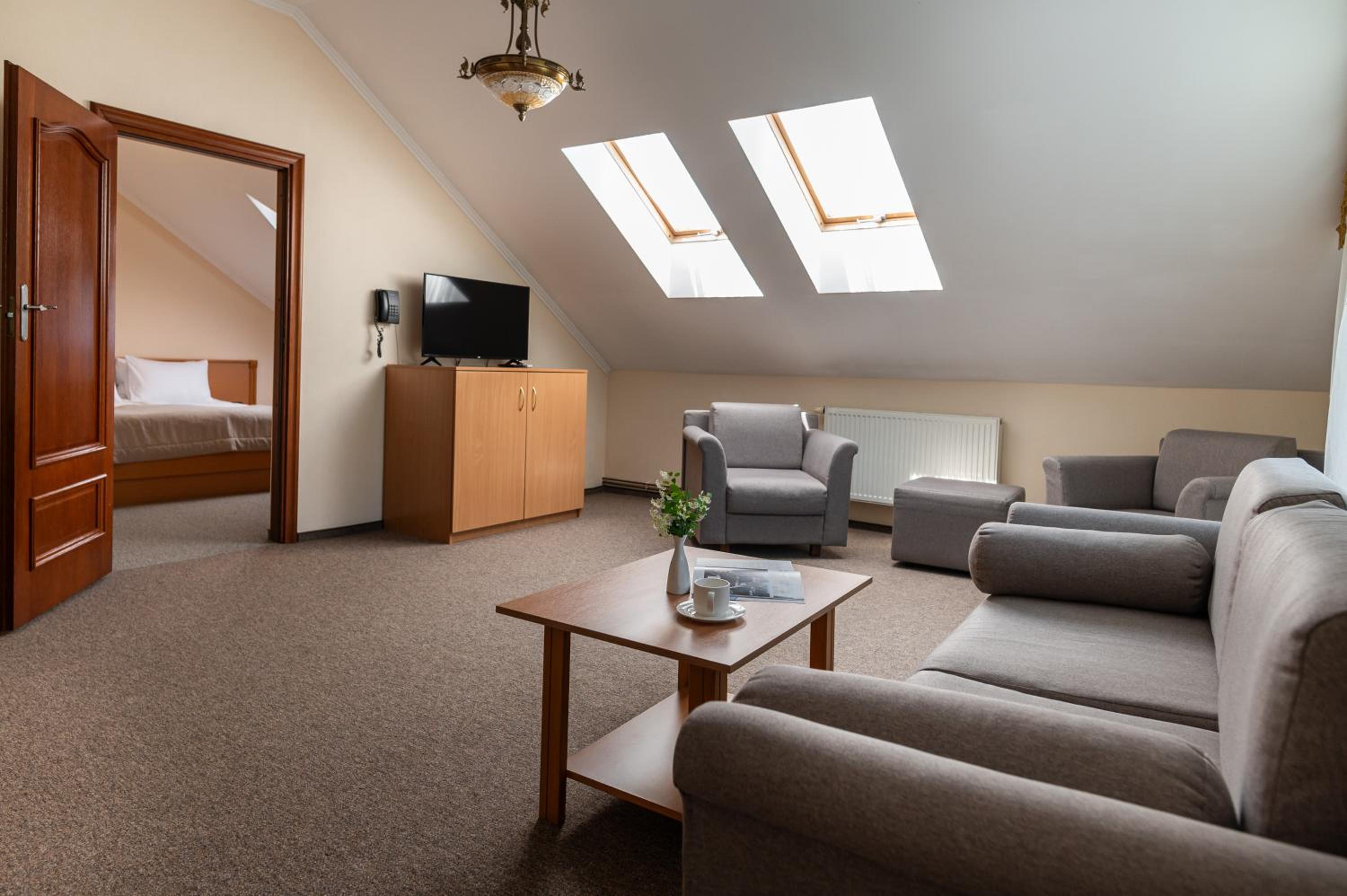 Suite - Attic photo 3