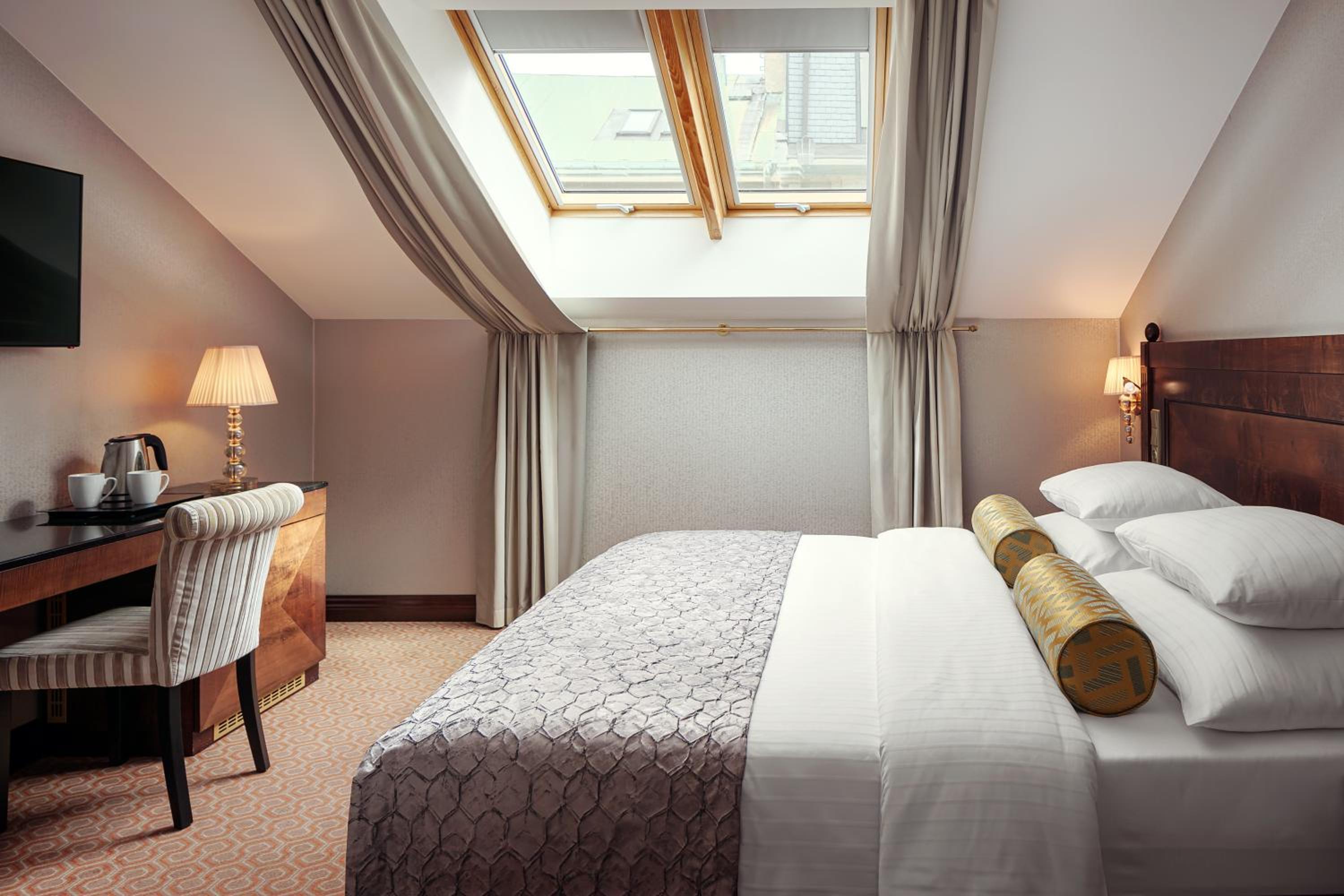 Deluxe Double or Twin Room - Photo 8