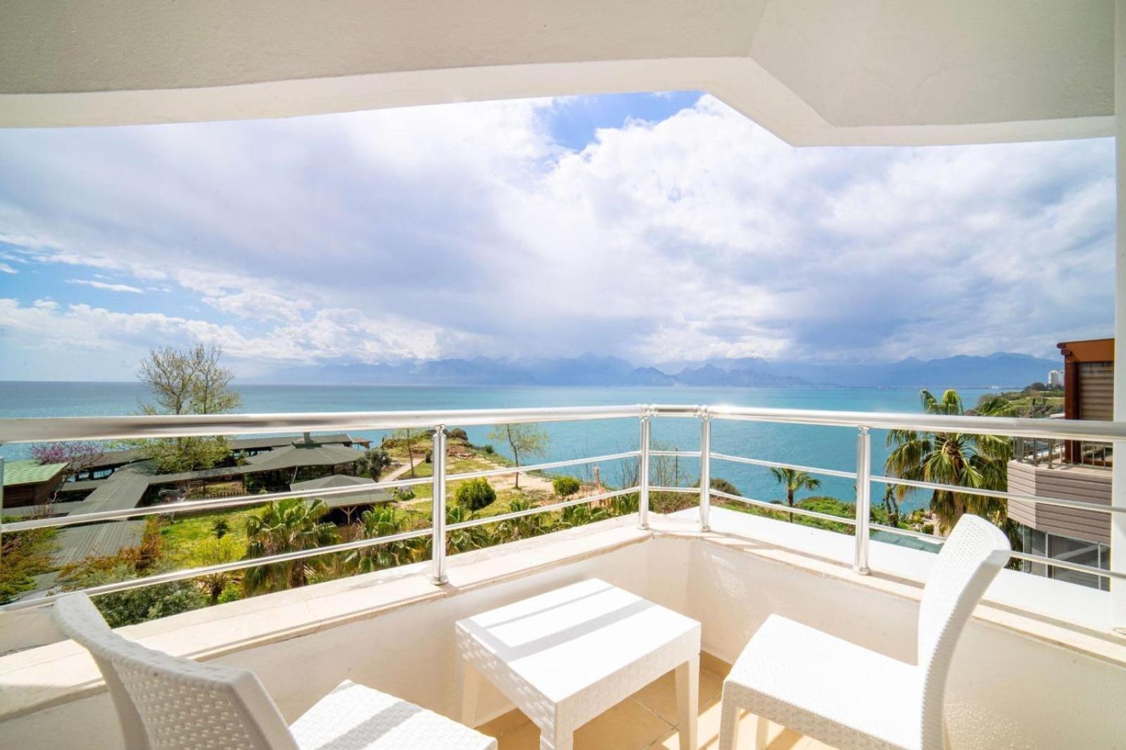 Double Room with Sea View thumbnail 5