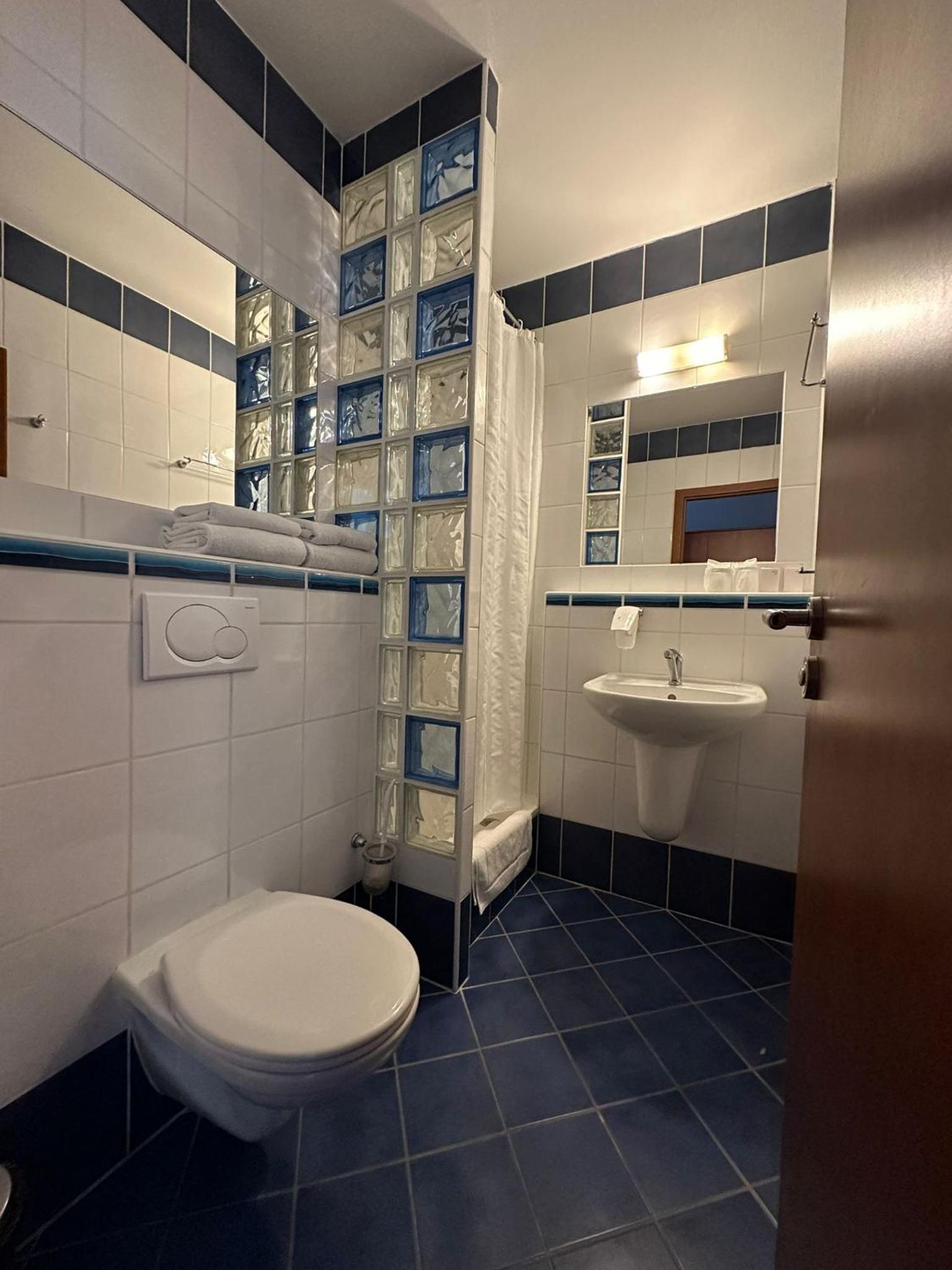 Standard Twin Room - Photo 2