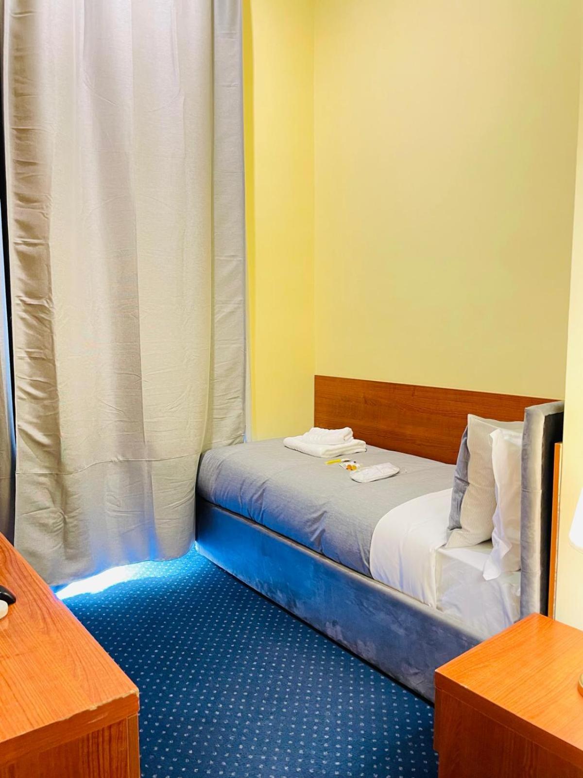 Single Room with Private Bathroom photo 3