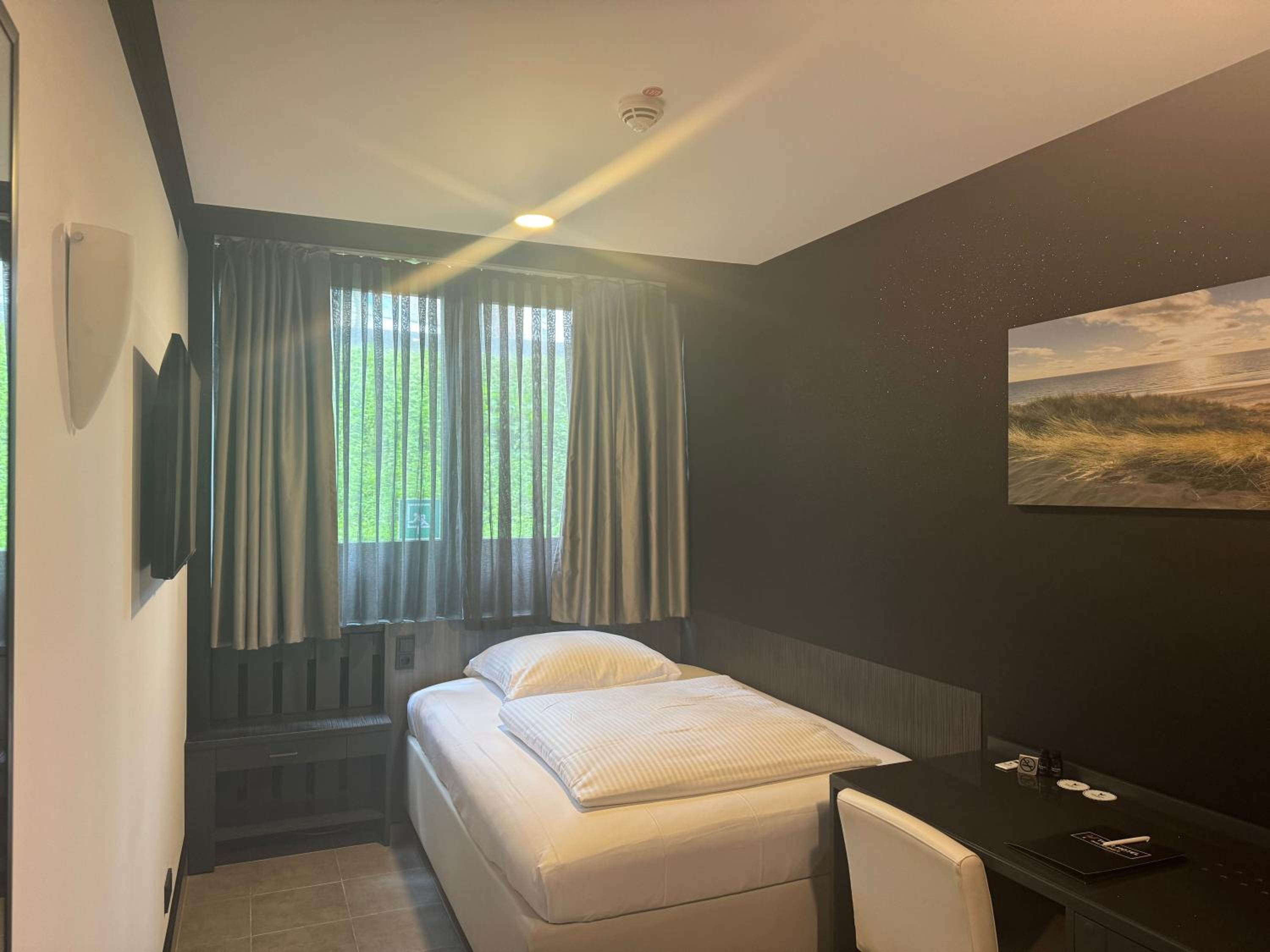 Budget Single Room with Shared Bathroom photo 1