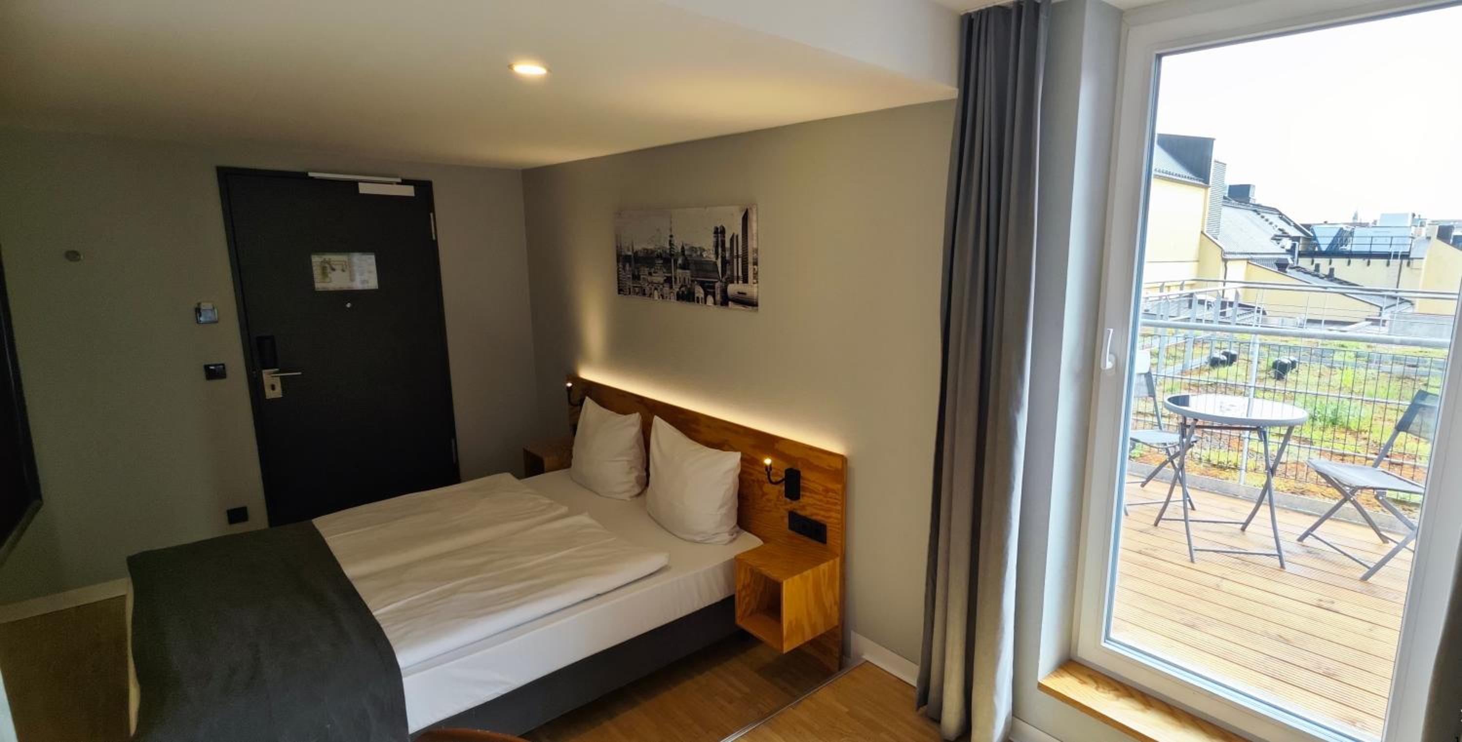 Queen Room with Balcony photo 3