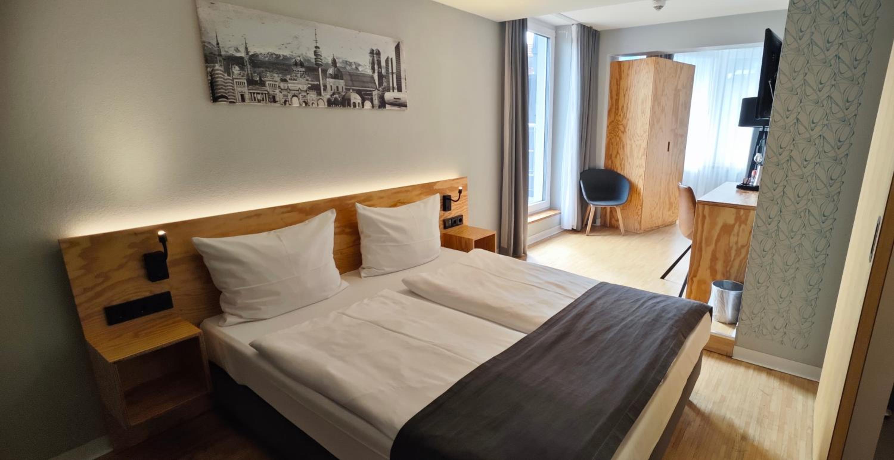 Queen Room with Balcony photo 2