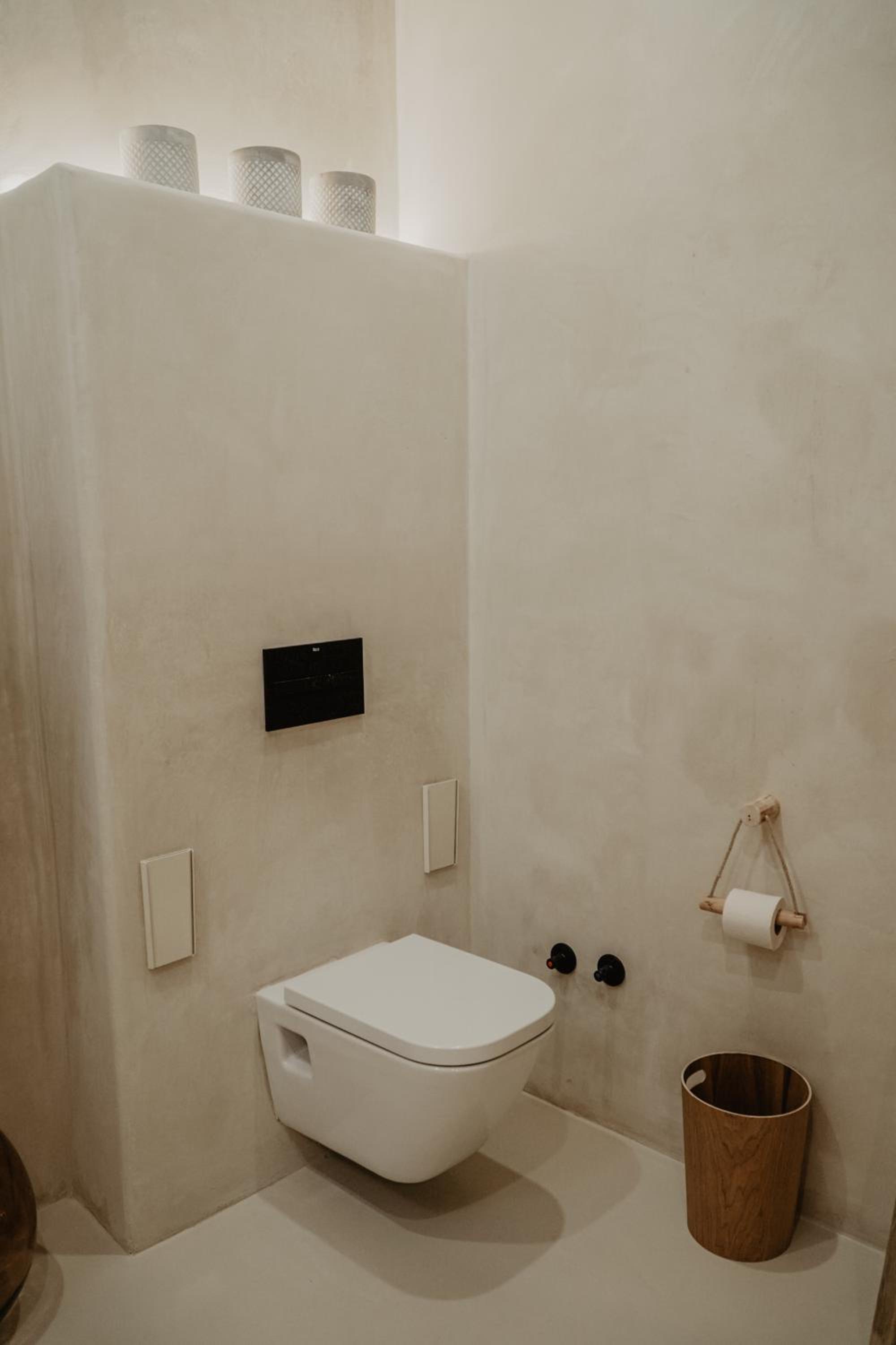 Deluxe King Room with Bath - Photo 3
