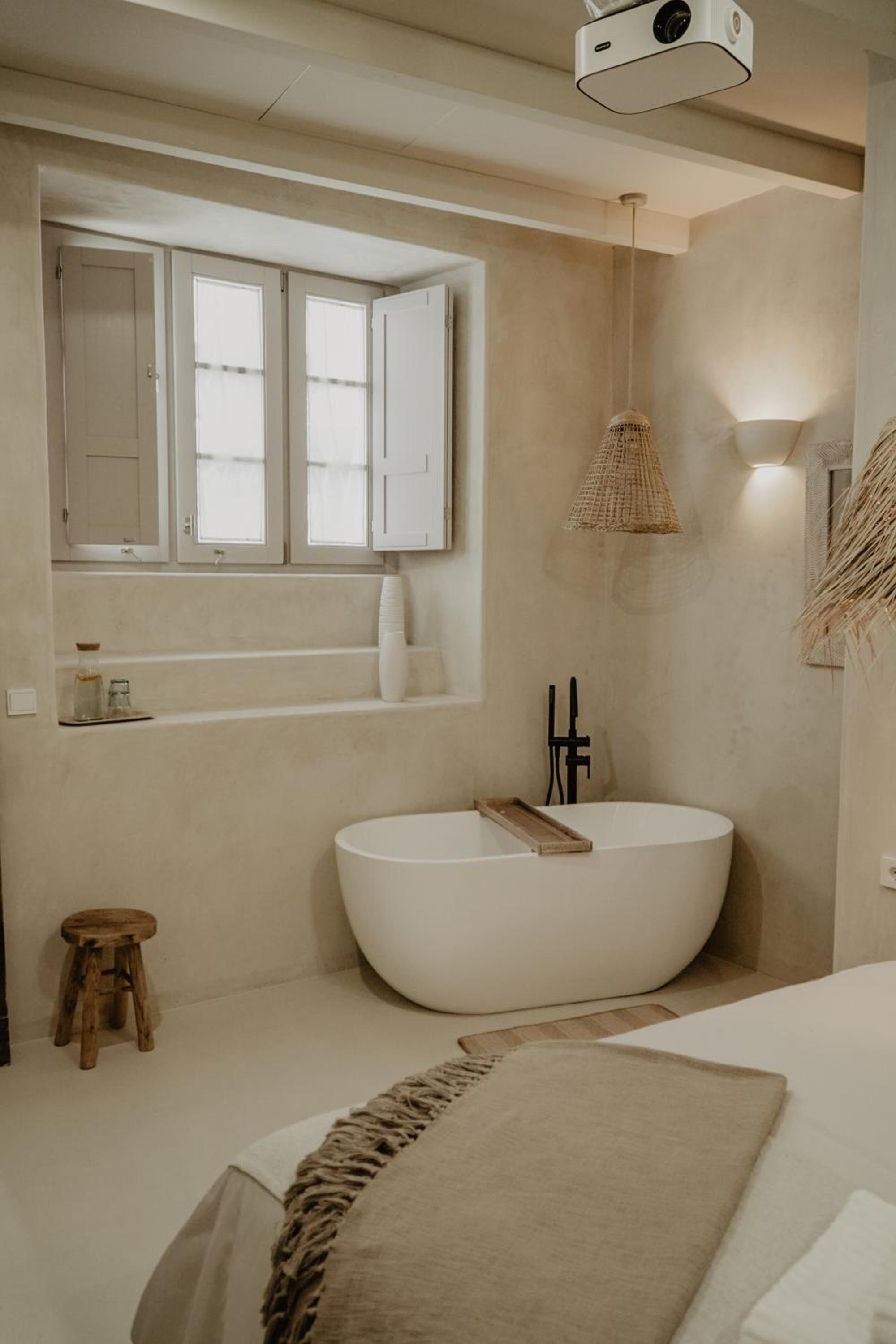 Deluxe King Room with Bath - Photo 4