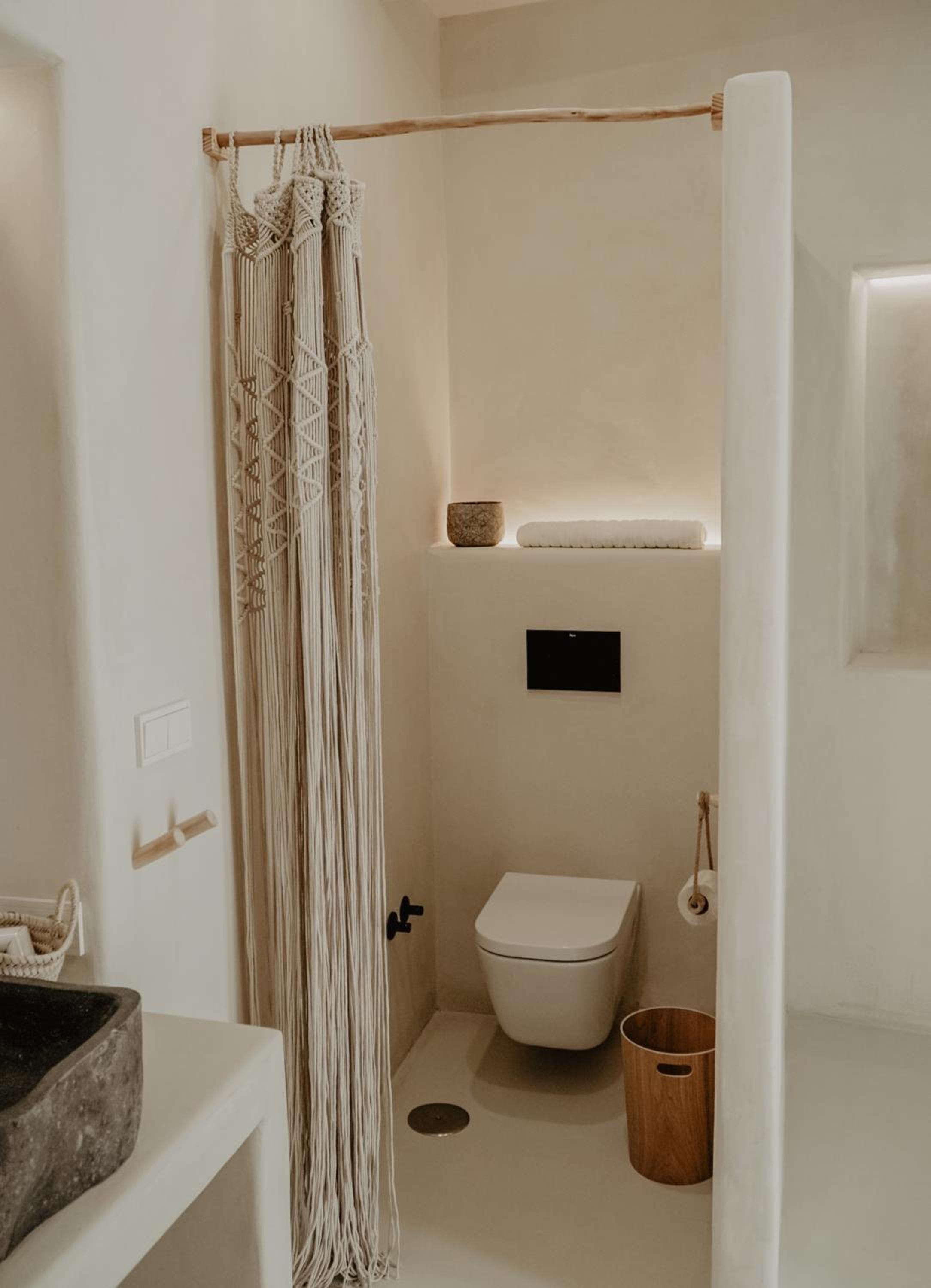 Deluxe Queen Room with Bath - Photo 4