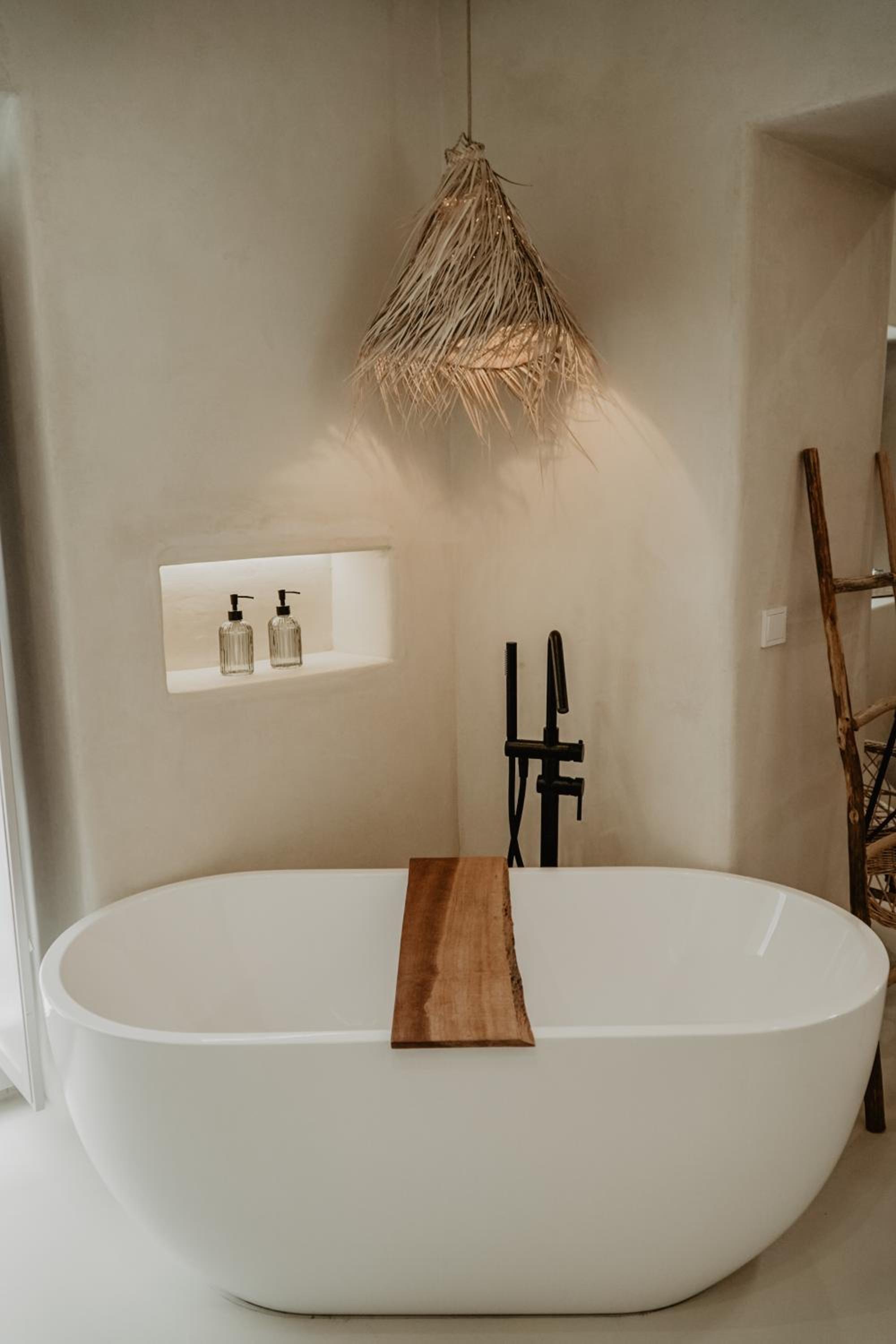 Deluxe Queen Room with Bath - Photo 3