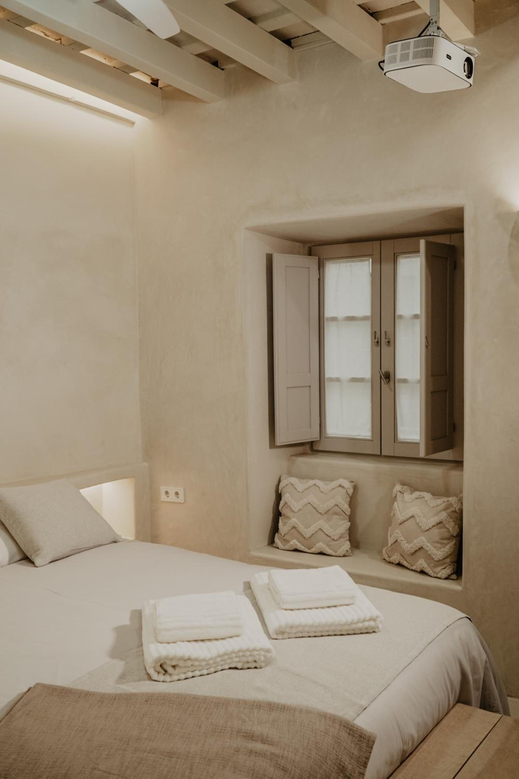 Deluxe Queen Room with Bath - Photo 6