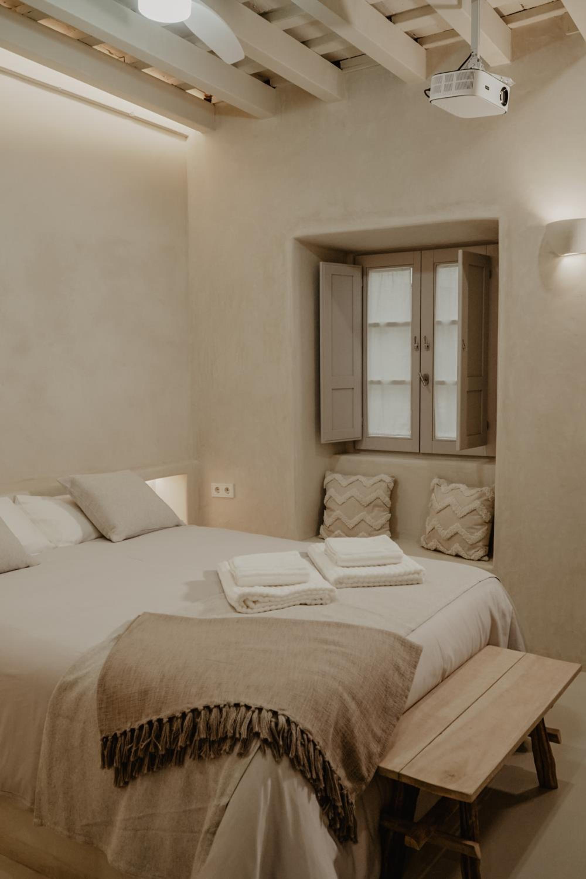 Deluxe Queen Room with Bath - Photo 7