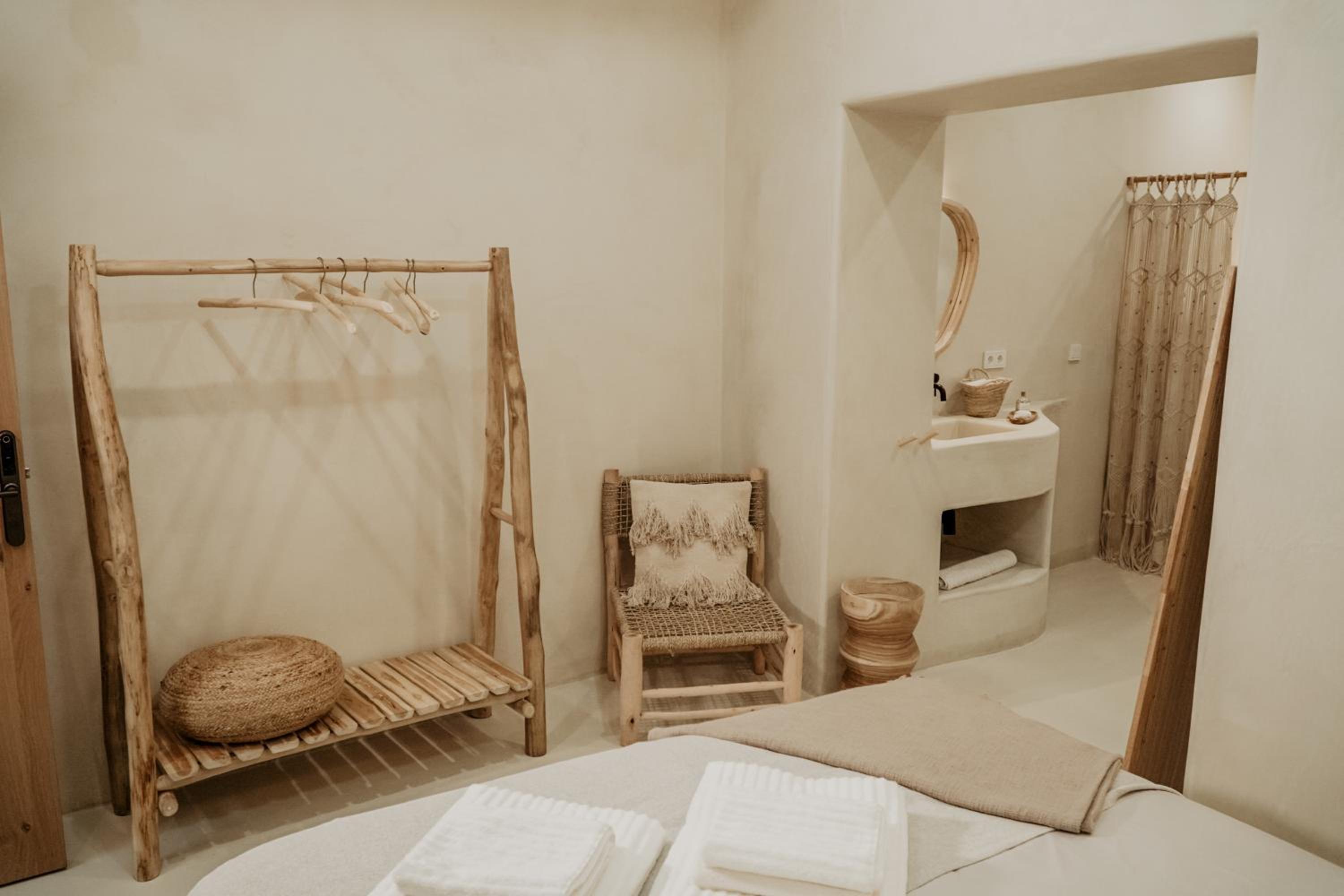 Deluxe Queen Room with Bath - Photo 1