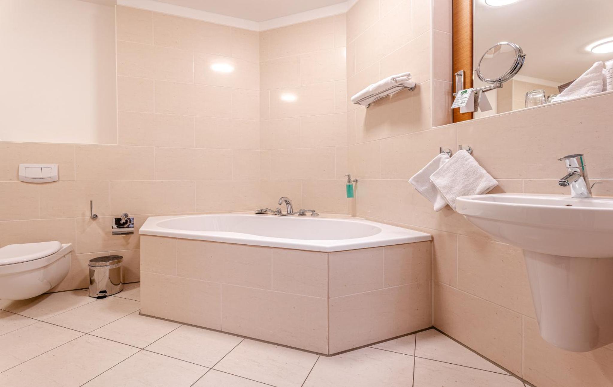 One-Bedroom Apartment with Sea View thumbnail 6