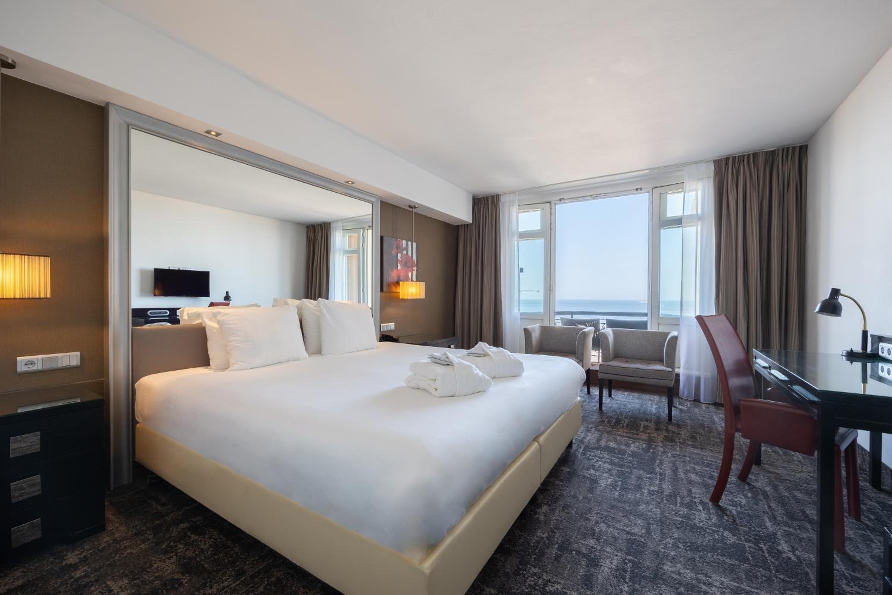 Superior Double Room with Sea View - Photo 4