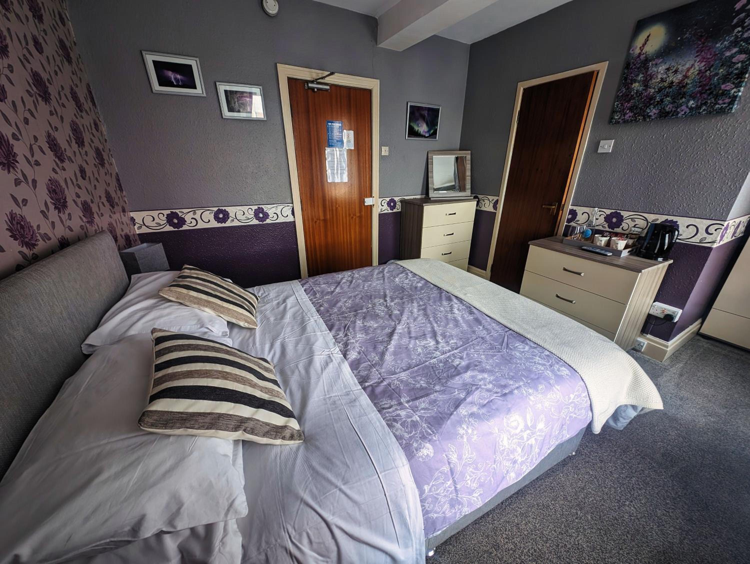 Double Room with Private Bathroom - Photo 10