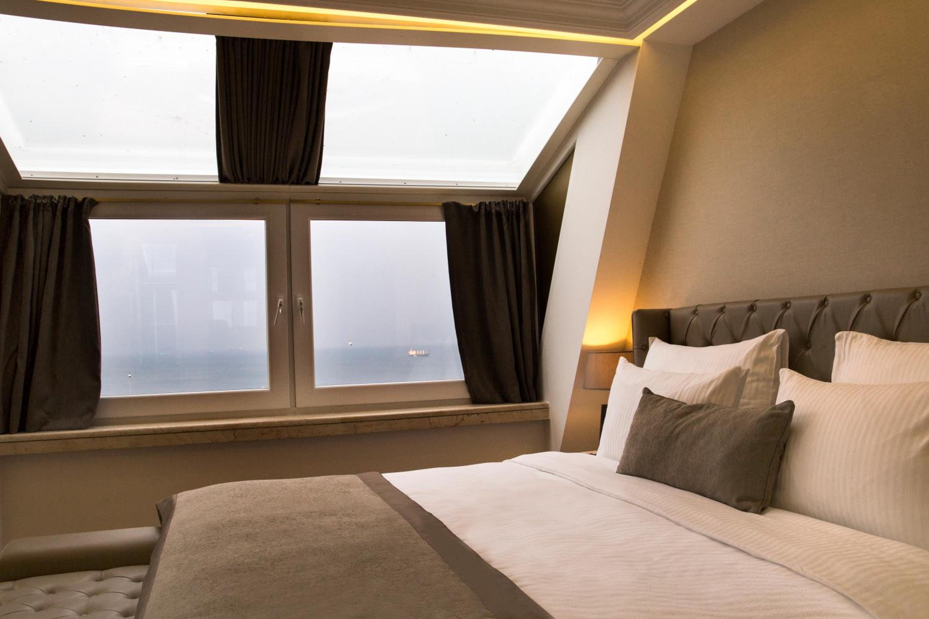 Queen Suite with Sea View photo 2